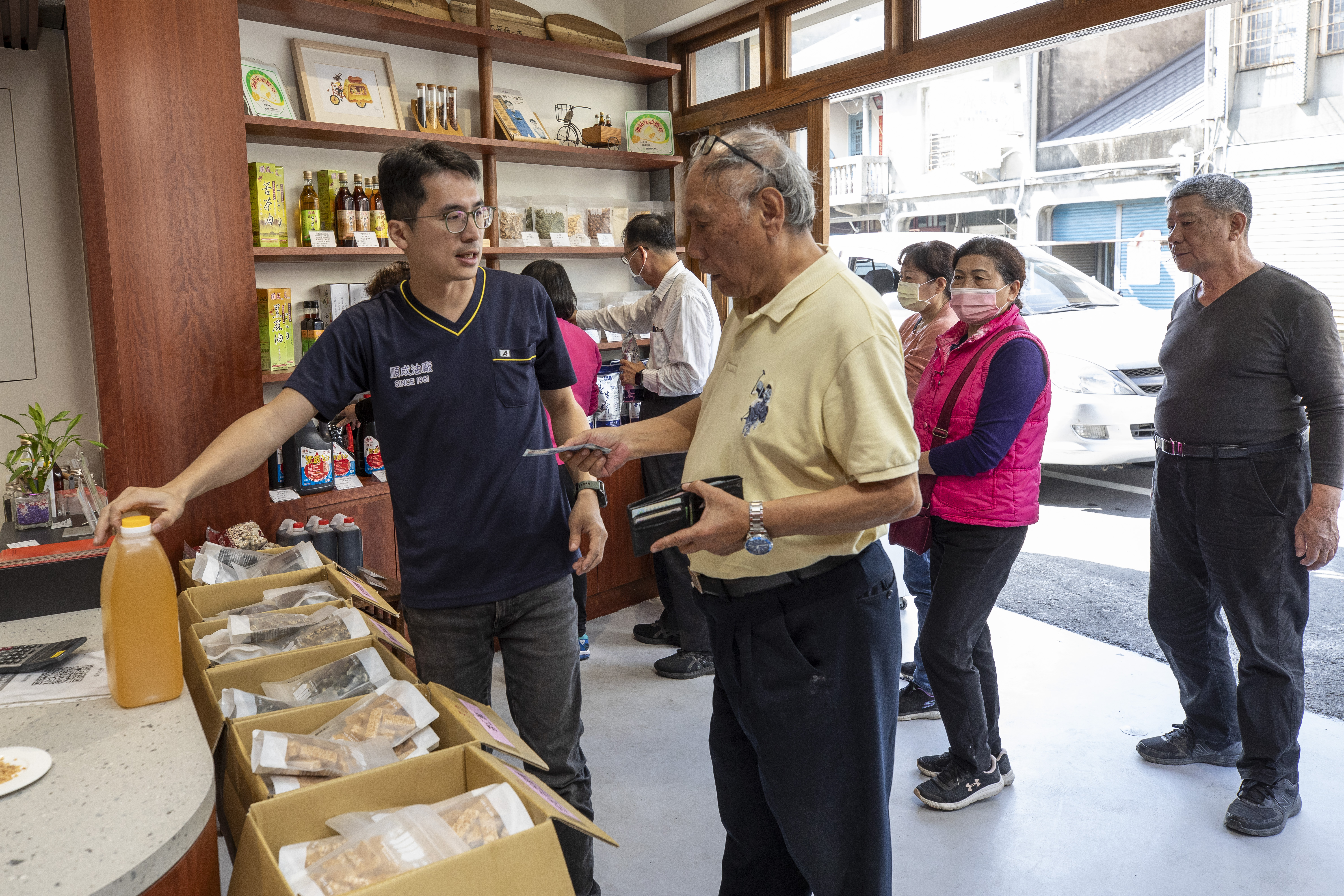 王偉盛接待客人親切，且會仔細介紹，客人無不人手2瓶以上買單結帳。