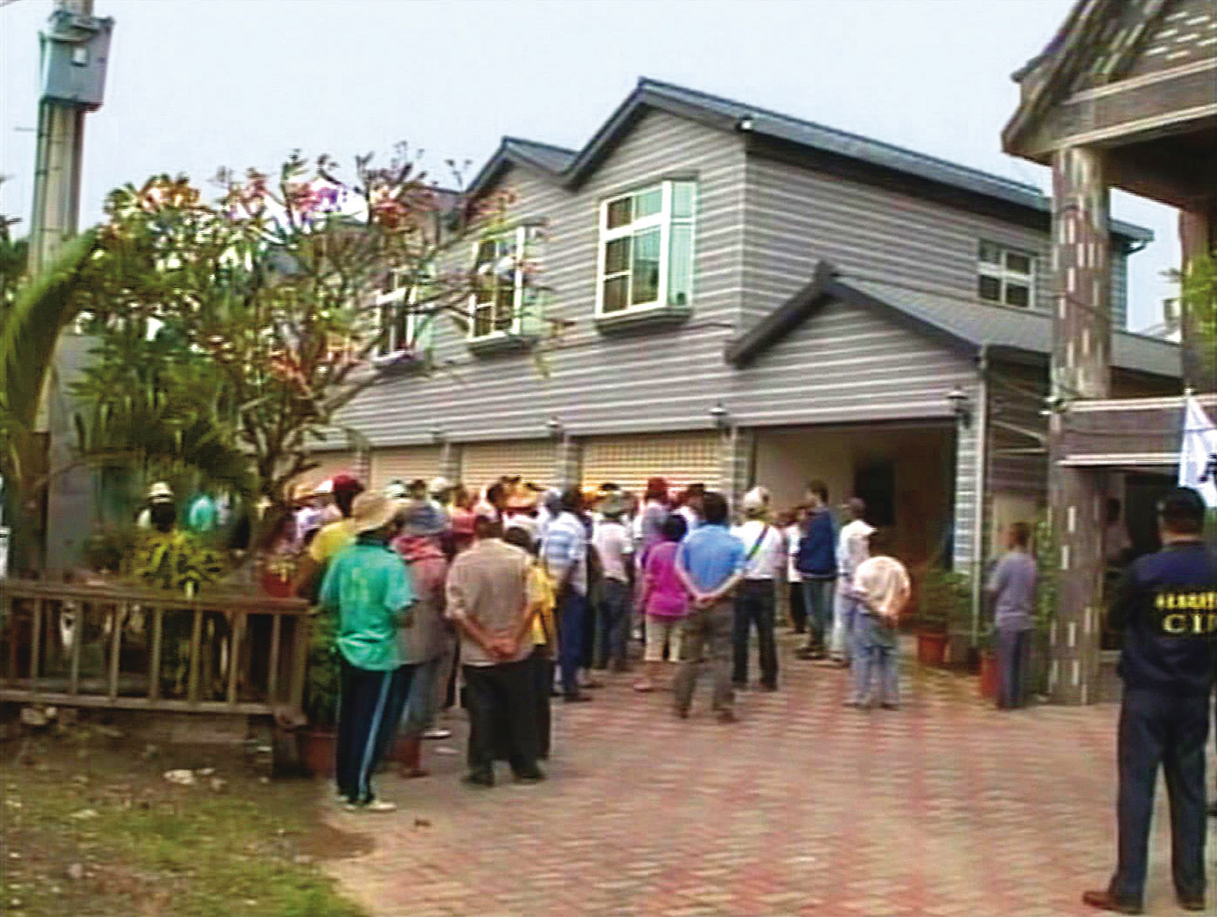 游建村與鄰里關係不睦,在地居民常集結在其開設的民宿前,抗議環境或土地爭議問題。(東森新聞提供)