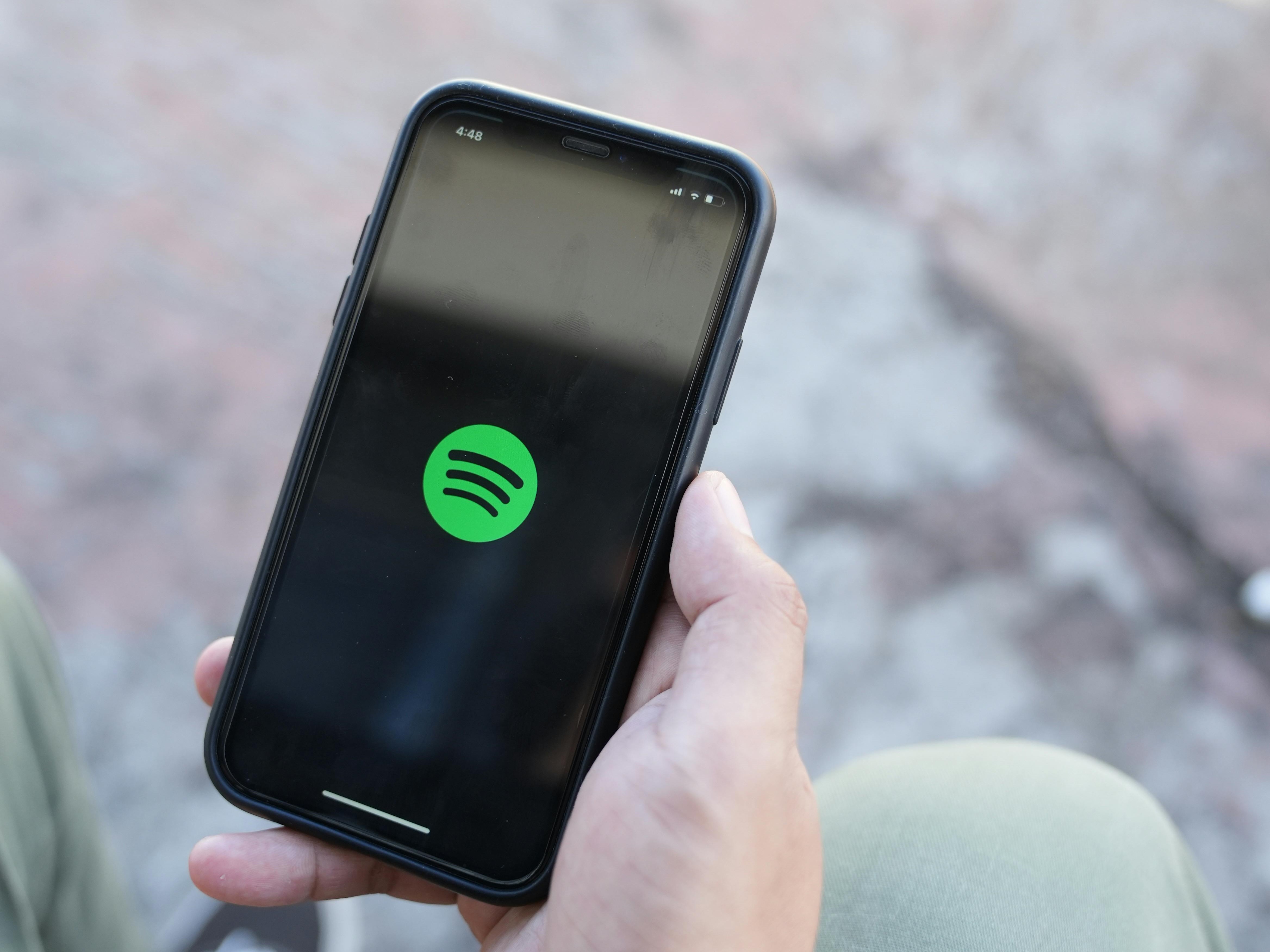 音樂串流平台Spotify近日宣布，將對免費用戶開放過去只有付費會員（Premium）才能使用的3項功能。（翻攝自pexels）