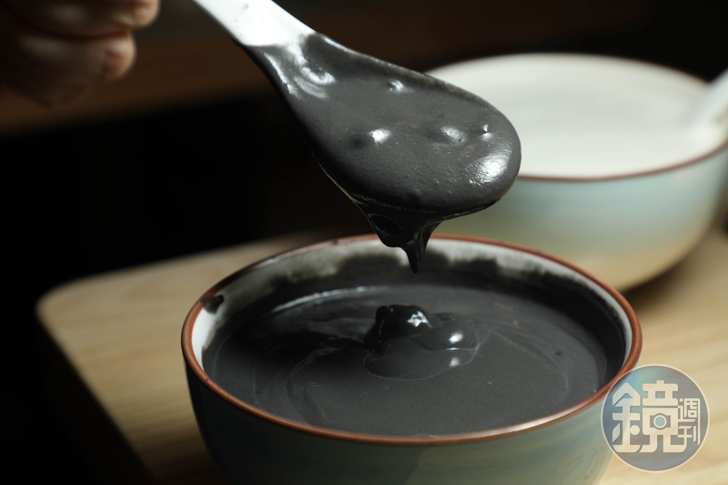 位於旺角通菜街上的「仁芝初」，由90後老闆創立，主打現炒現磨的芝麻糊等中式糖水，以古法工序呈現傳統滋味。
