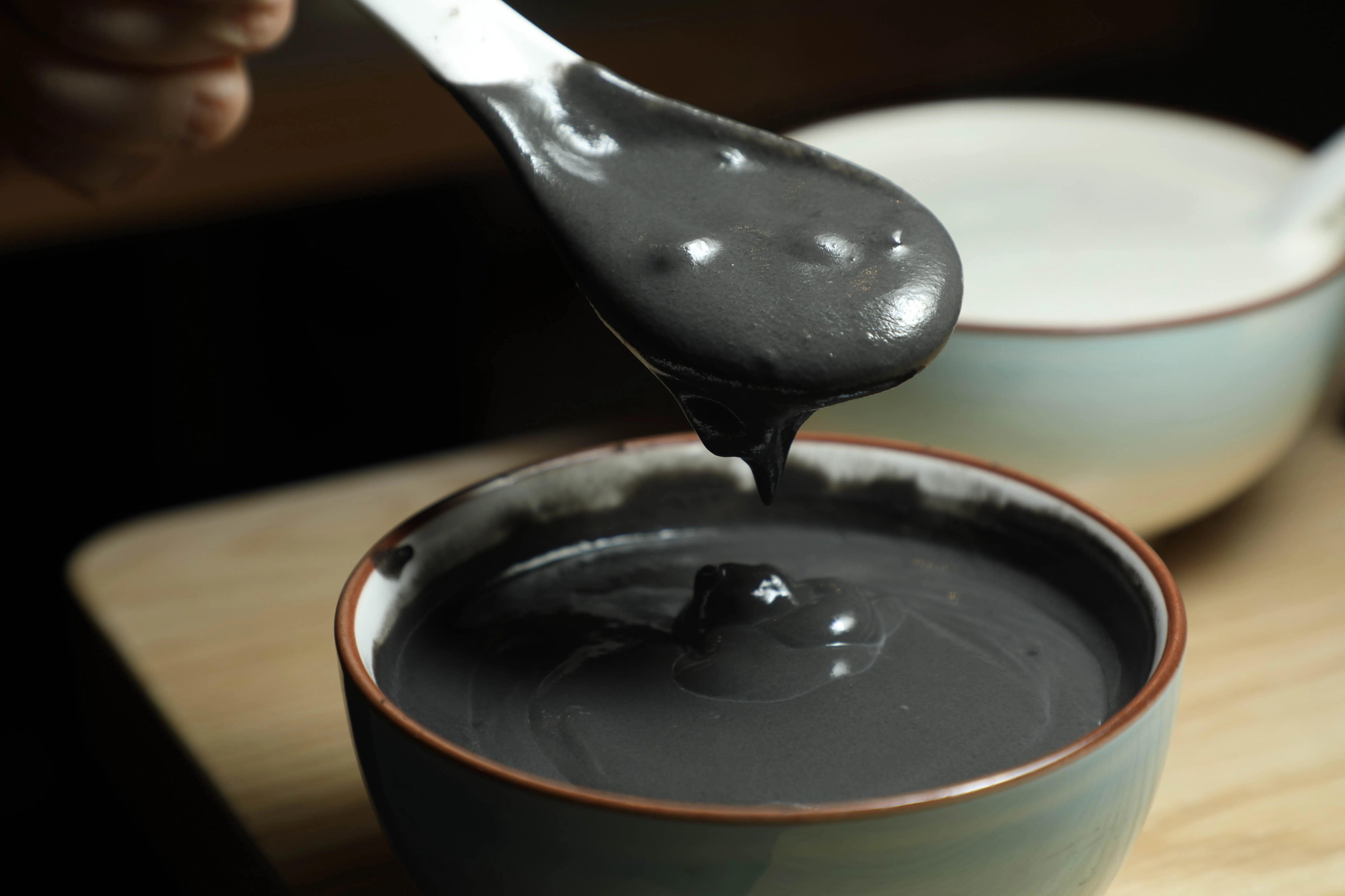 位於旺角通菜街上的「仁芝初」，由90後老闆創立，主打現炒現磨的芝麻糊等中式糖水，以古法工序呈現傳統滋味。
