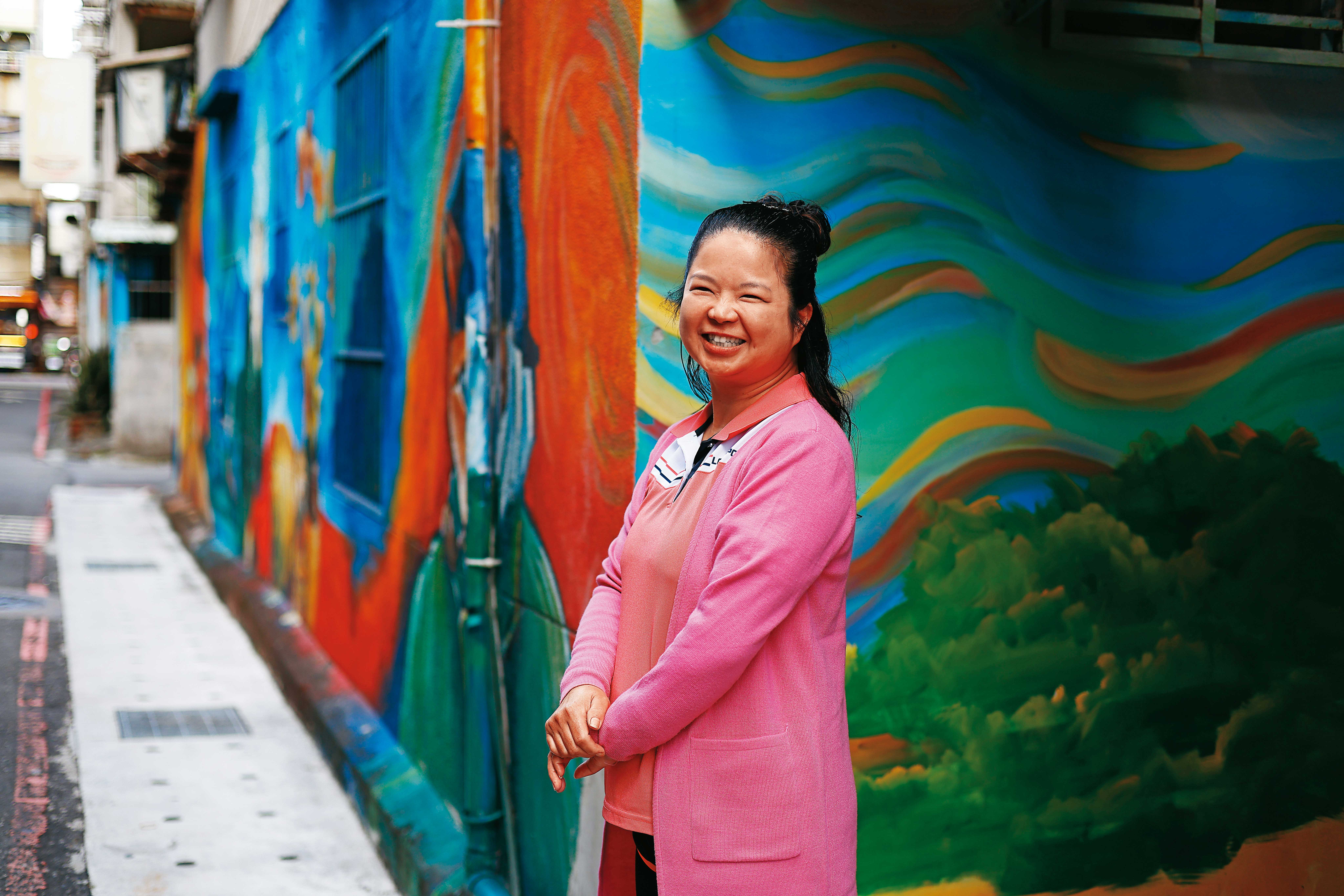 李麗娟歷經十多次大手術才挽回手部功能，但腕關節仍少了1節。