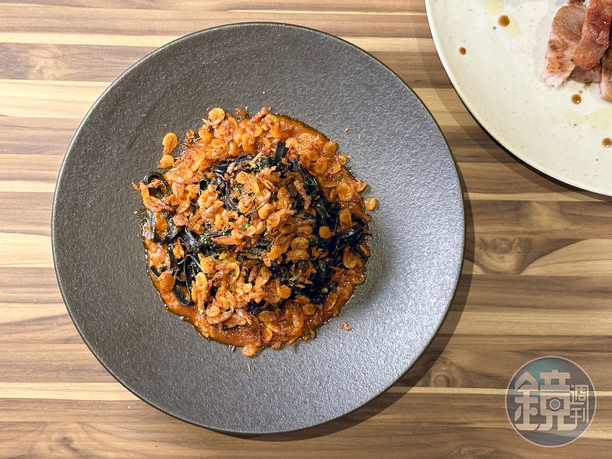 「墨魚麵」撒滿東港櫻花蝦,海味爆棚,辣香開胃。(480元/份)