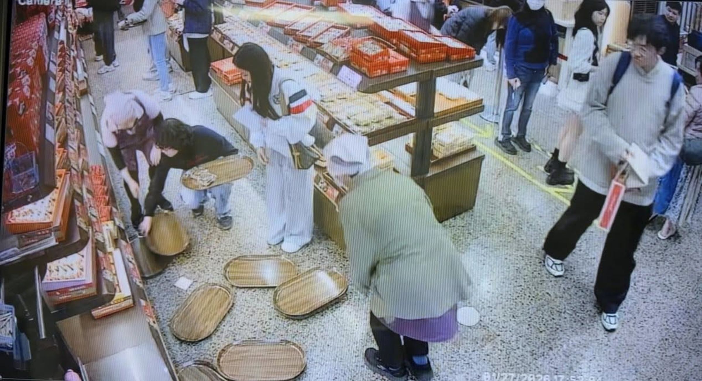 知名伴手禮名店「佳德鳳梨酥」日前被想換貨的奧客大鬧、踢翻購物木盤，小編用武俠小說的方式還原現場情況被網友讚爆。（翻攝自佳德鳳梨酥臉書）