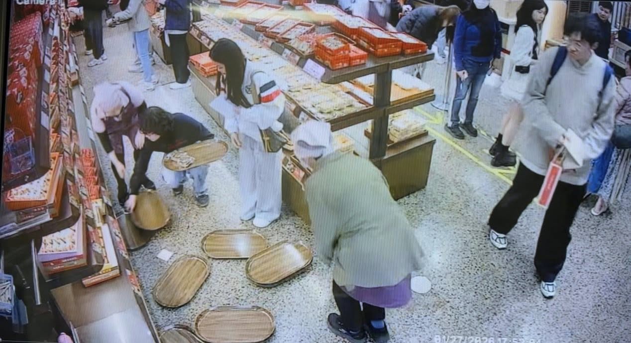 知名伴手禮名店「佳德鳳梨酥」日前被想換貨的奧客大鬧、踢翻購物木盤，小編用武俠小說的方式還原現場情況被網友讚爆。（翻攝自佳德鳳梨酥臉書）