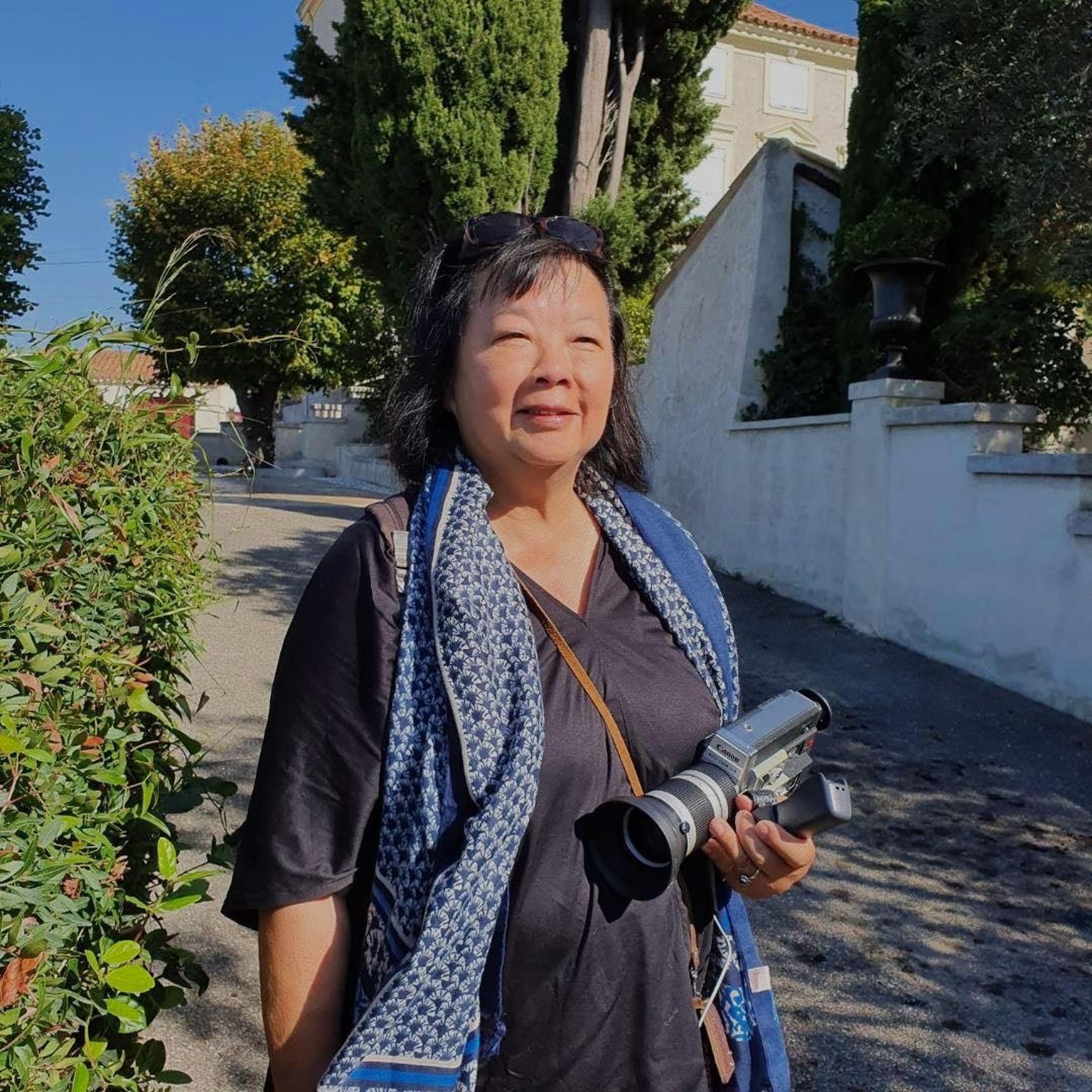 雪美蓮會說普通話、廣東話、英語、法語。好奇她平常用什麼語言思考?她說視近期與哪種語言的人說話而定,「但最近,我常常用廣東話自言自語。」(雪美蓮提供)