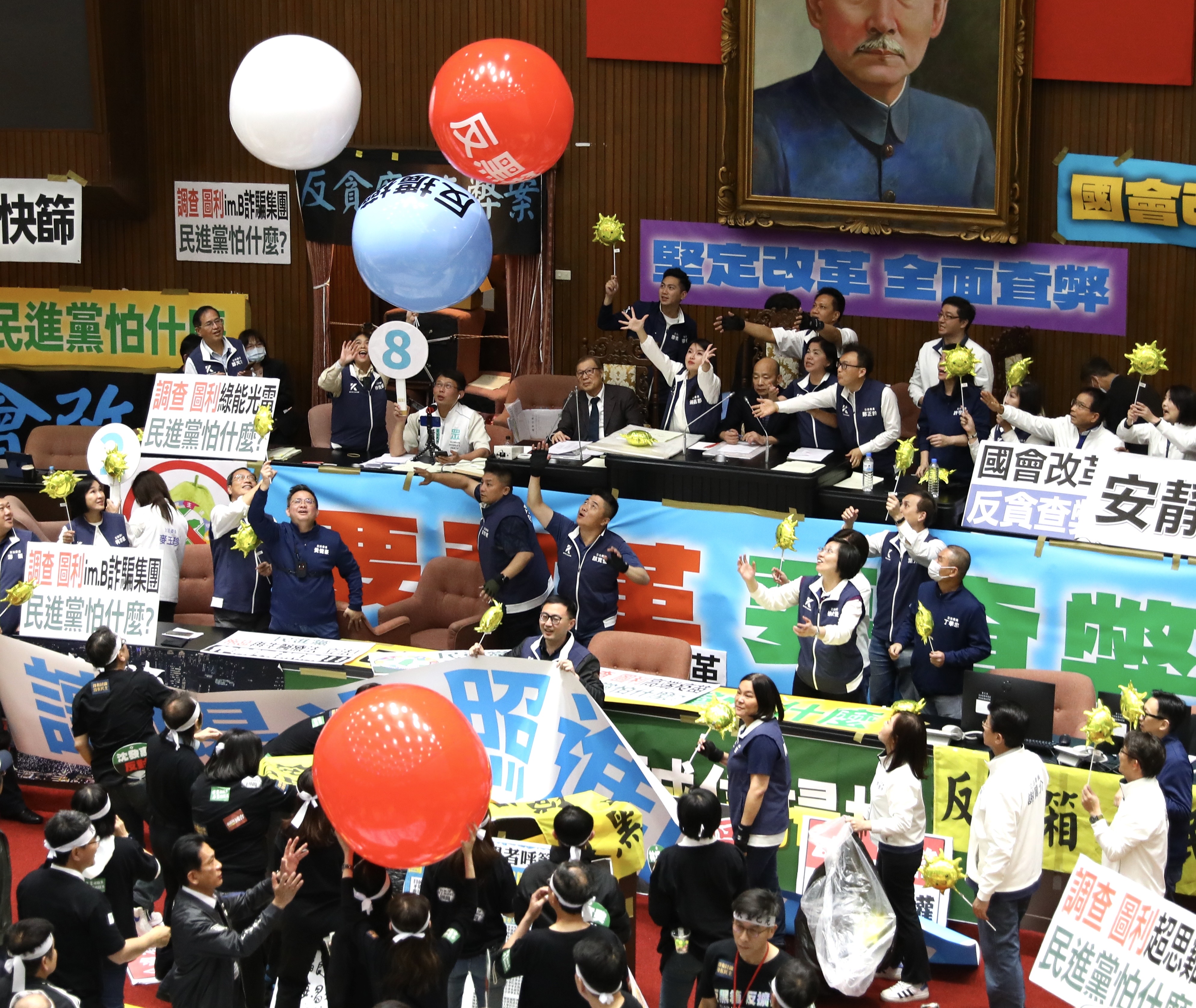 立法院歷經4次院會，於昨日三讀通過立法院職權行使修正案。