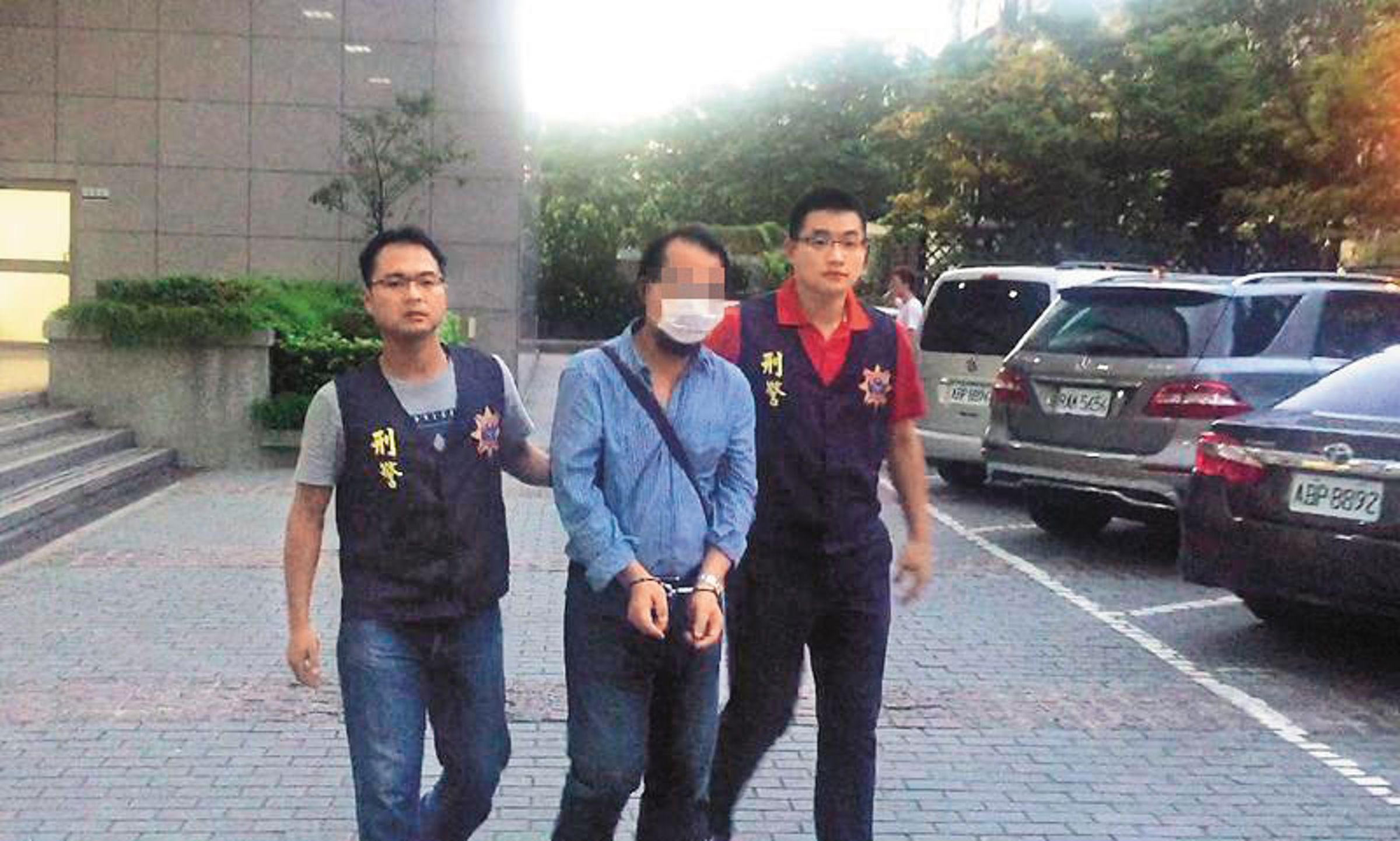警方逮捕葉女丈夫(中)後,依加工自殺等罪將他移送法辦。(刑事局提供)