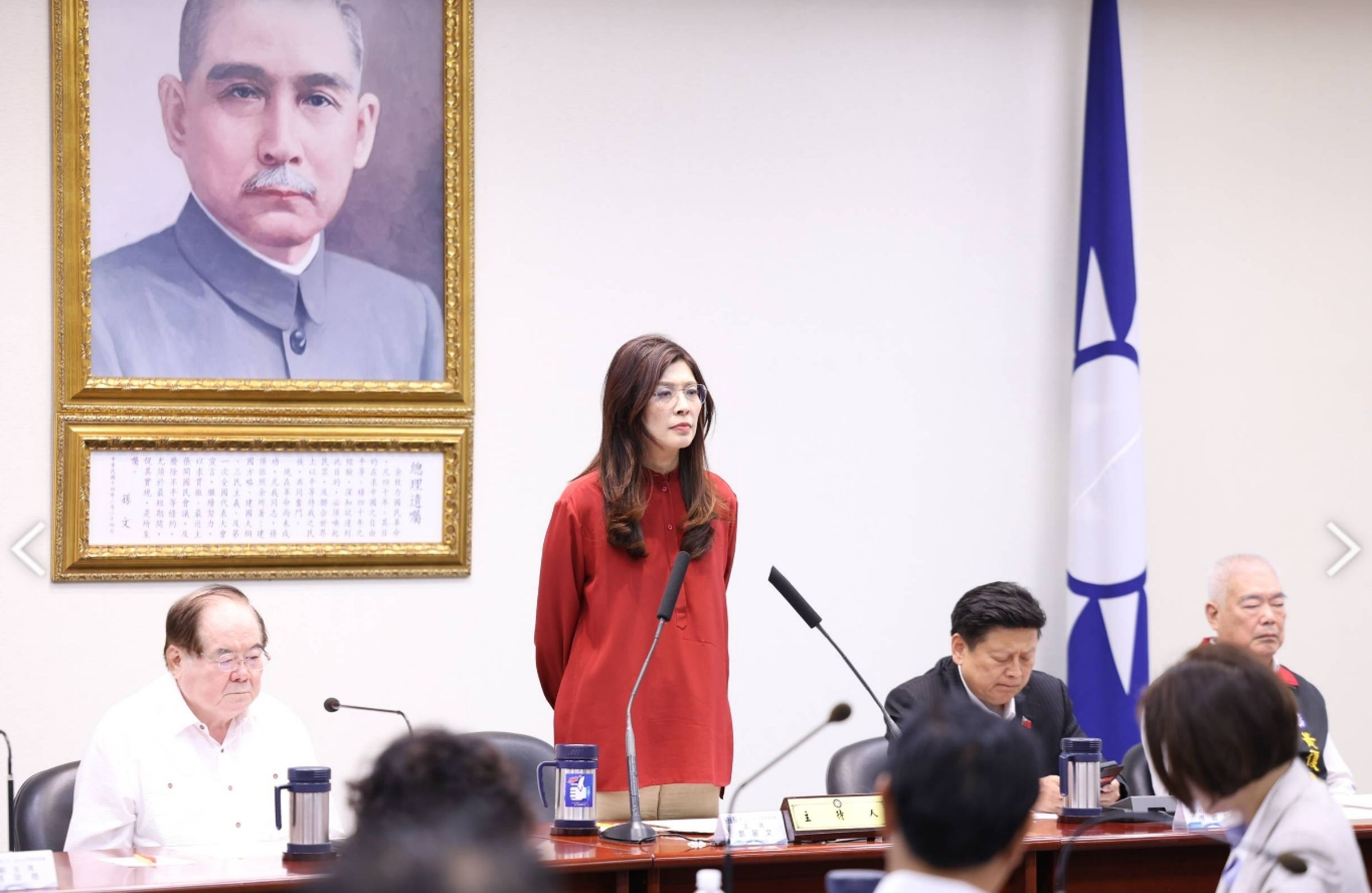 鄭麗文今主持國民黨中常會,稱政府外交挫敗應該檢討自己而不是檢討別人。(國民黨提供)