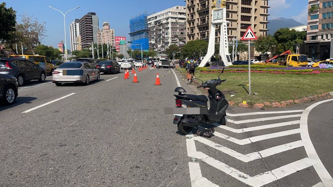 該場車禍共計造成1死2傷，警方封鎖現場維持交通。（翻攝畫面）