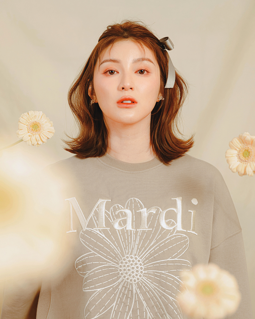 Mardi Mercredi迷霧褐經典小雛菊刺繡衛衣 NT$3,900。(FRUITION提供)