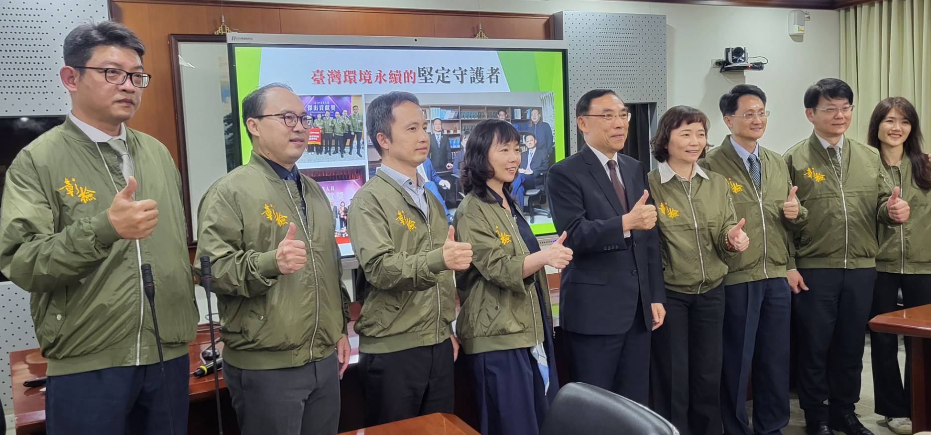 彰化地檢署國土犯罪查緝組榮獲「112年公務人員傑出貢獻獎」殊榮，法務部長蔡清祥今（21日）也邀請彰檢檢察長張曉雯率領團隊北上分享辦案經驗，希望全國各地檢署也要起而效尤。