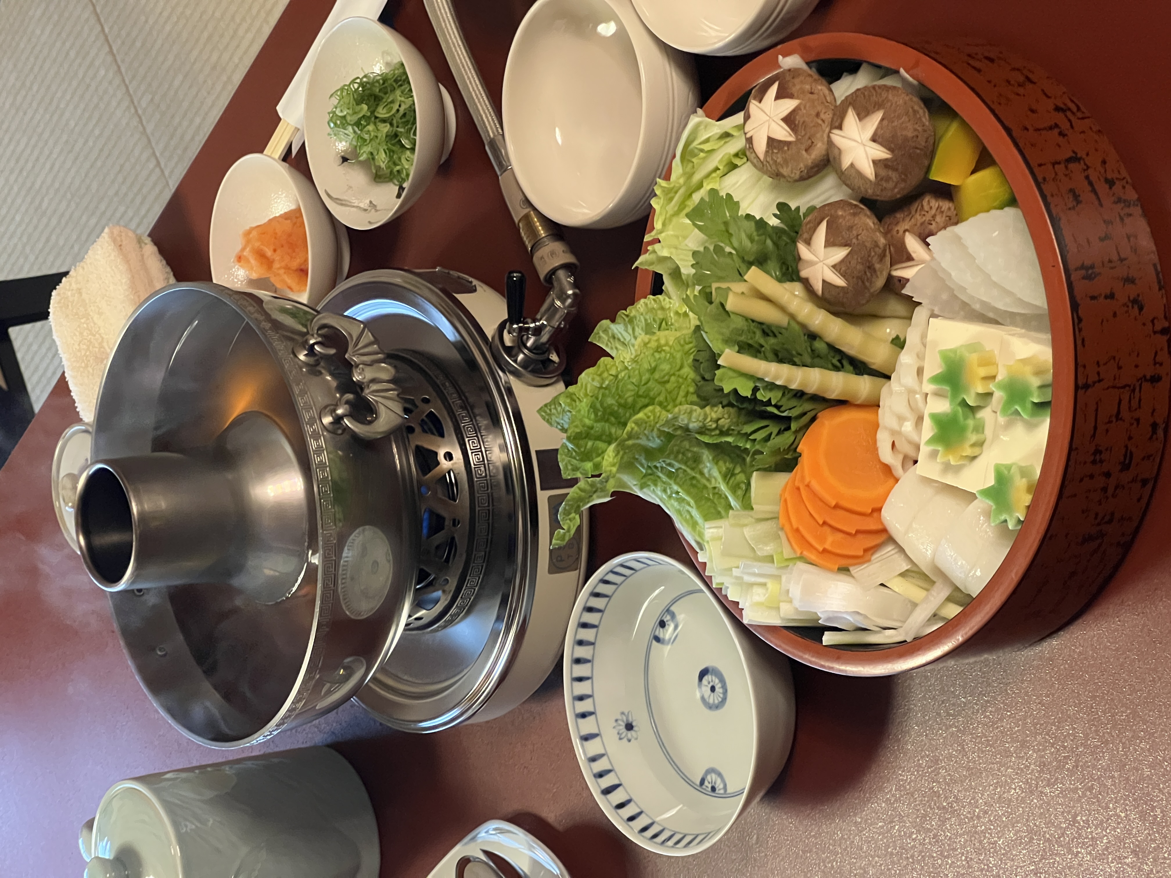 日山的涮涮鍋也很強,以琥珀色的柴魚高湯涮煮所有食材。