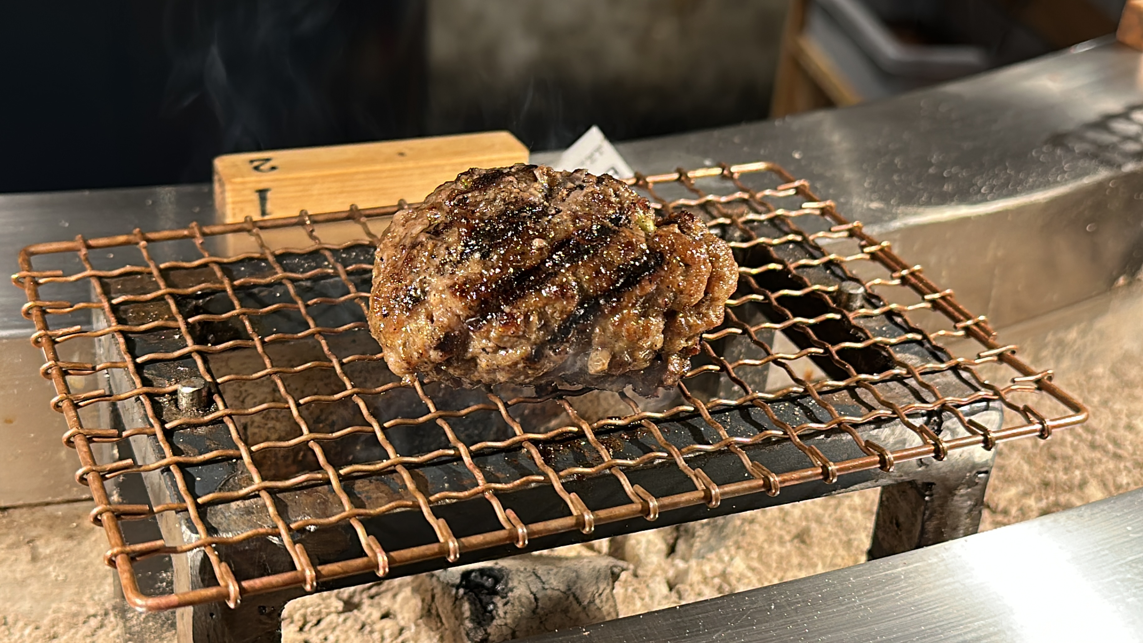 日本超夯漢堡排名店「挽肉と米」昨宣布，台北華山店重新開幕消息。（本刊資料照）