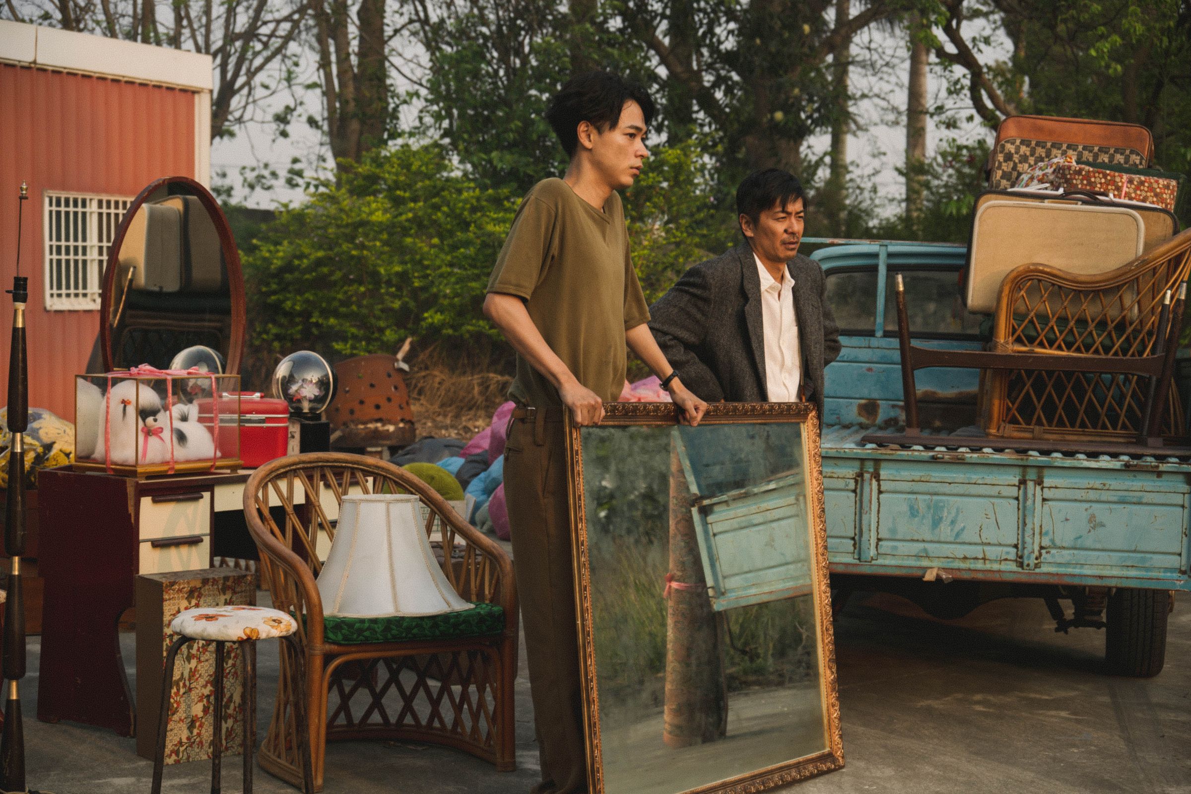 成田凌(左)和森田剛主演電影《雨中的慾情》在台灣嘉義取景拍攝,劇組也因此愛上台灣食物。(光年映畫提供)