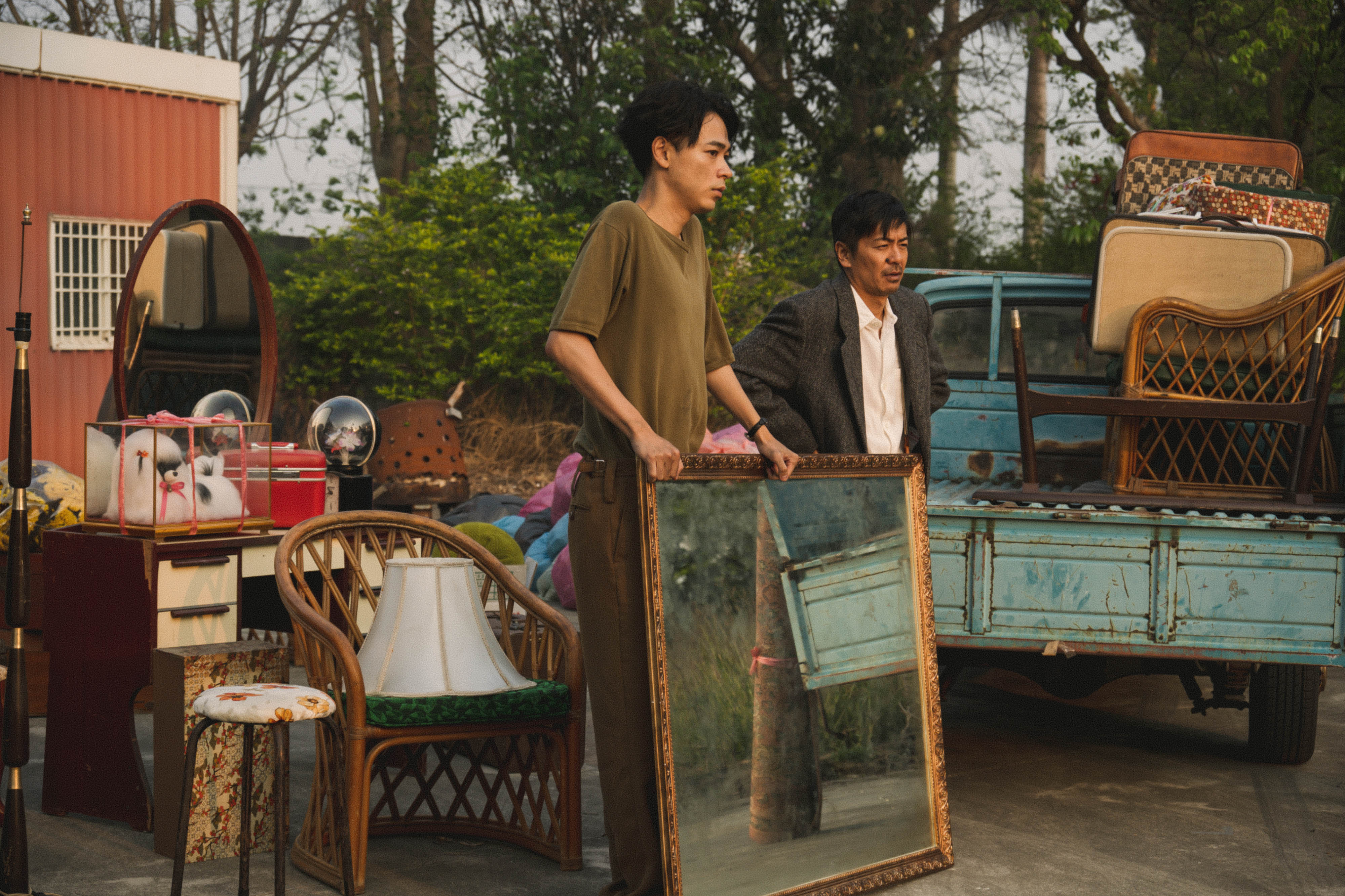 成田凌（左）和森田剛主演電影《雨中的慾情》在台灣嘉義取景拍攝，劇組也因此愛上台灣食物。（光年映畫提供）