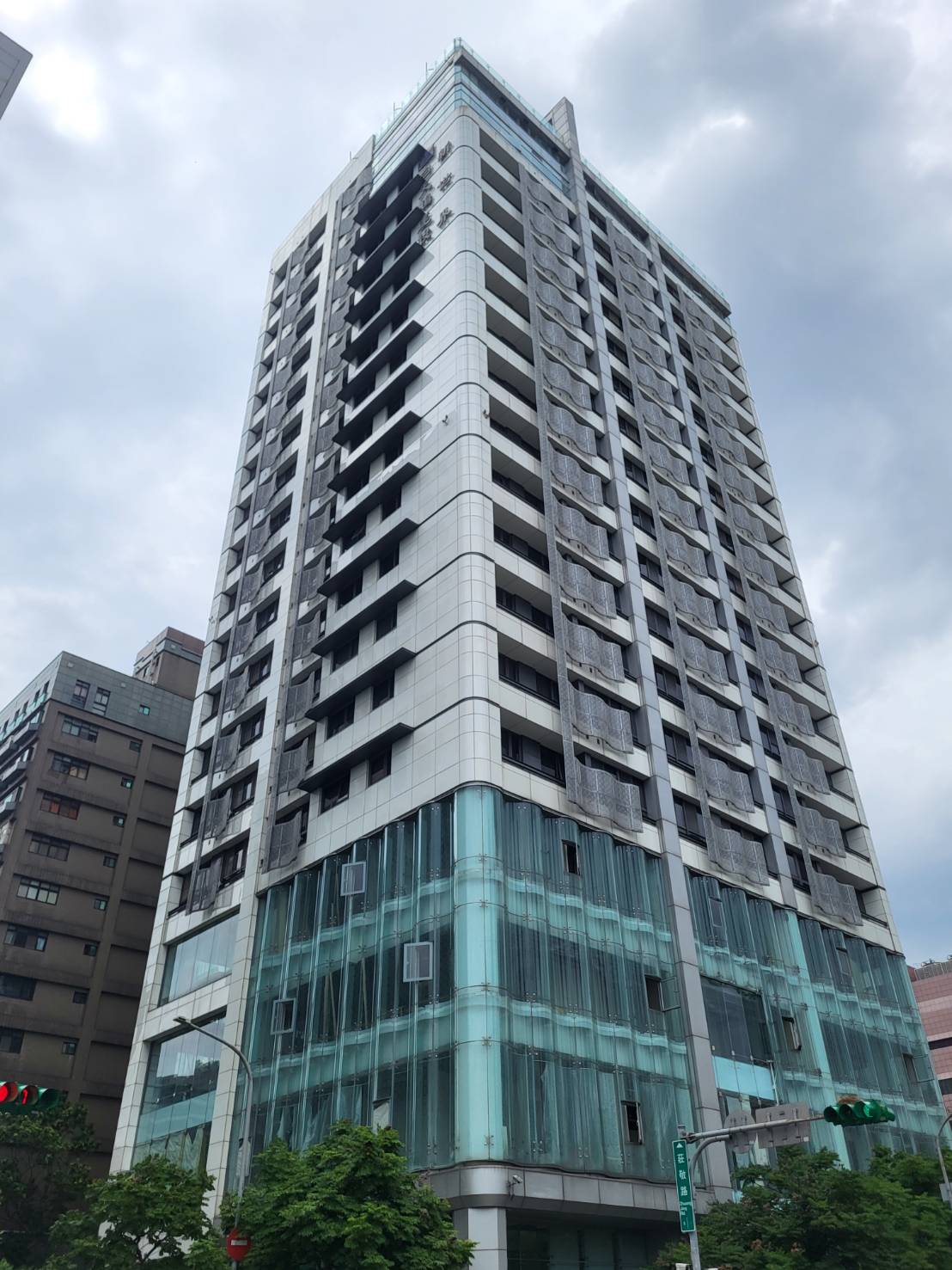 緊鄰台北101的知名豪宅「松勤玖號」驚爆帳目不清。