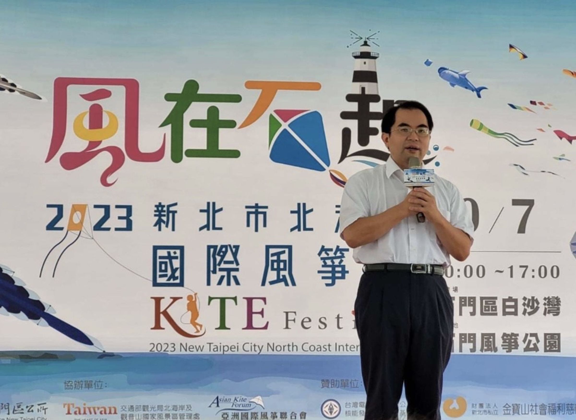 士林地檢署檢察長親自至風箏節活動場地宣傳反賄選。(士檢提供)