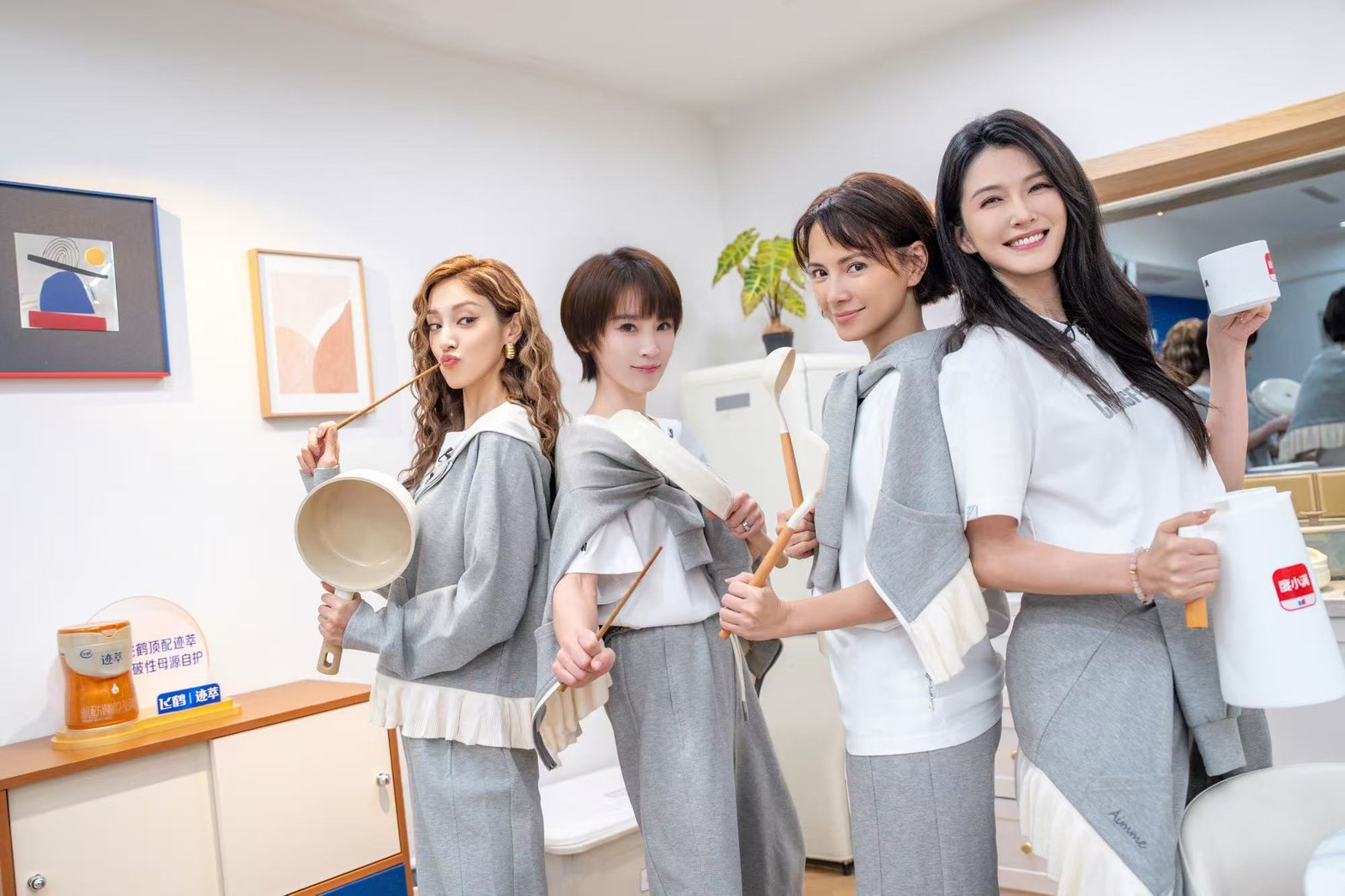 徐潔兒（左起）和李心潔、謝楠、陳凱琳組成的「Destiny sisters」隊很快建立感情。（微博）