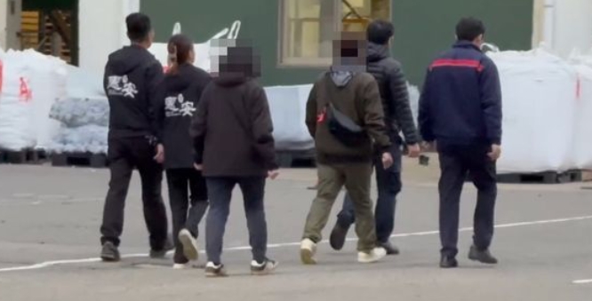 35歲蔡姓主管開門瞬間遇猛烈爆炸，當場身亡。禮儀公司陪同其家屬進入工廠，進行遺體辨識與後續處理。（翻攝畫面）