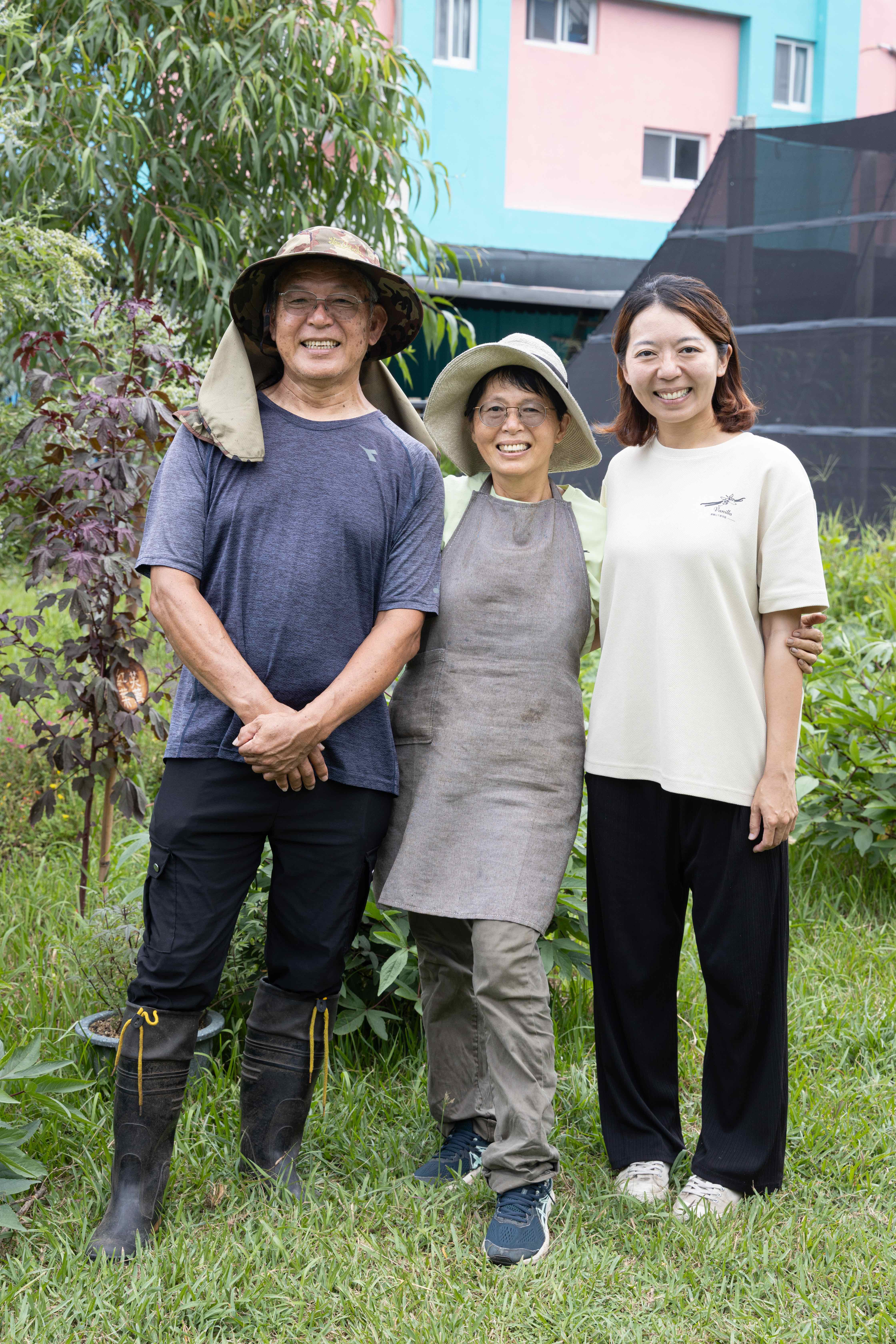 黃錫裕（左）、呂秋燕（中）夫妻與女兒黃鈺旋（右）共同經營，攜手打造山腳下的香草花園。