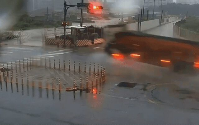 新北泰山6日清晨一輛聯結車失控撞死行人,死者身分終於被確認。(翻攝畫面)