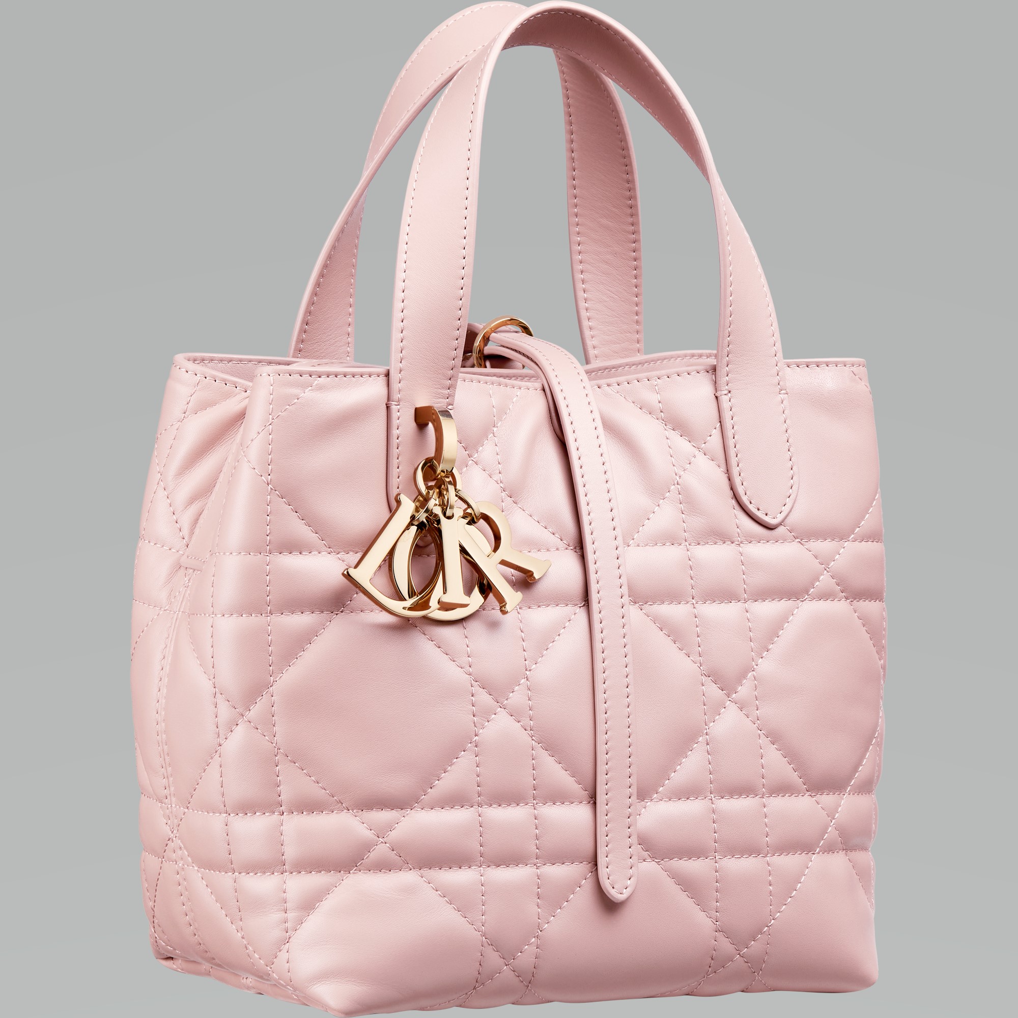 DIOR Toujours粉色籐格紋皮革直式小型托特包。NT$110,000（迪奧提供）