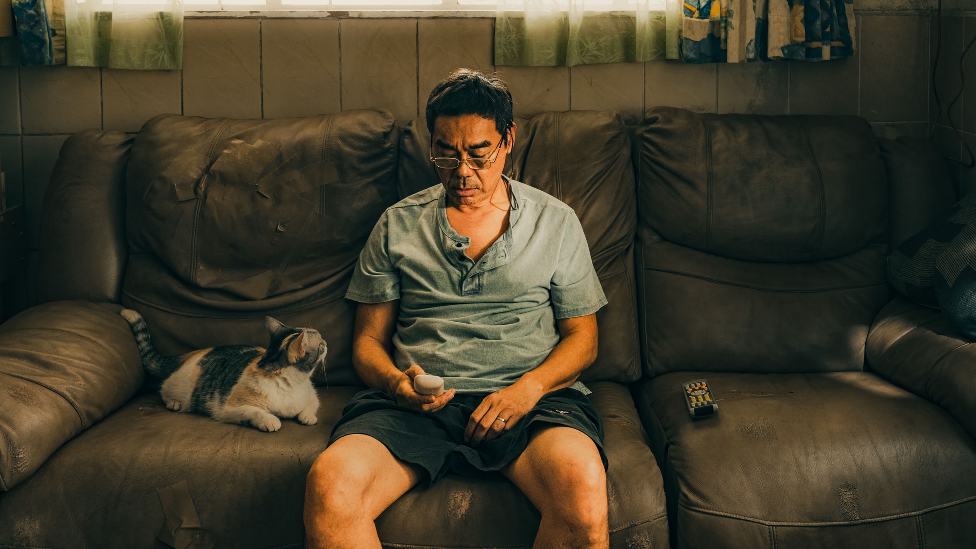 《爸爸》編導翁子光不忍片中家庭遭巨變的劉青雲太孤單，因此將自己的愛貓寫進故事中，來陪伴劉青雲飾演的「阮永年」。（甲上提供）