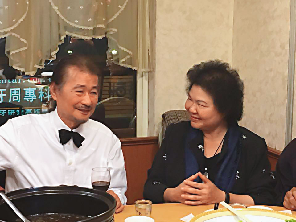 施明德（左）晚年與黨內疏離，僅陳菊（右）、柯建銘等老友與他保持聯繫。（翻攝施明德臉書）