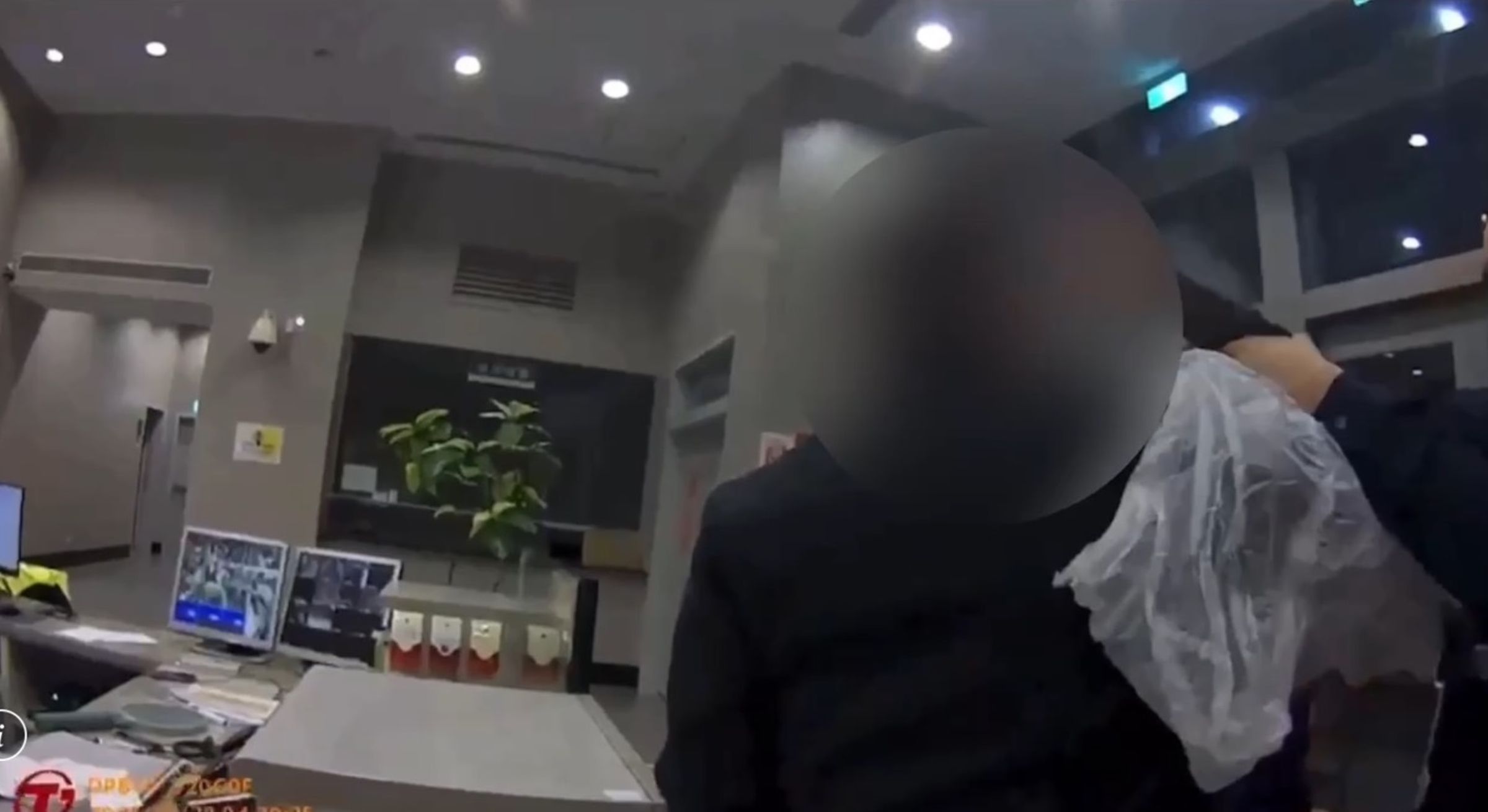 張男結束管束後卻又返回派出所大鬧,還朝警方吐口水遭送辦。(翻攝畫面)