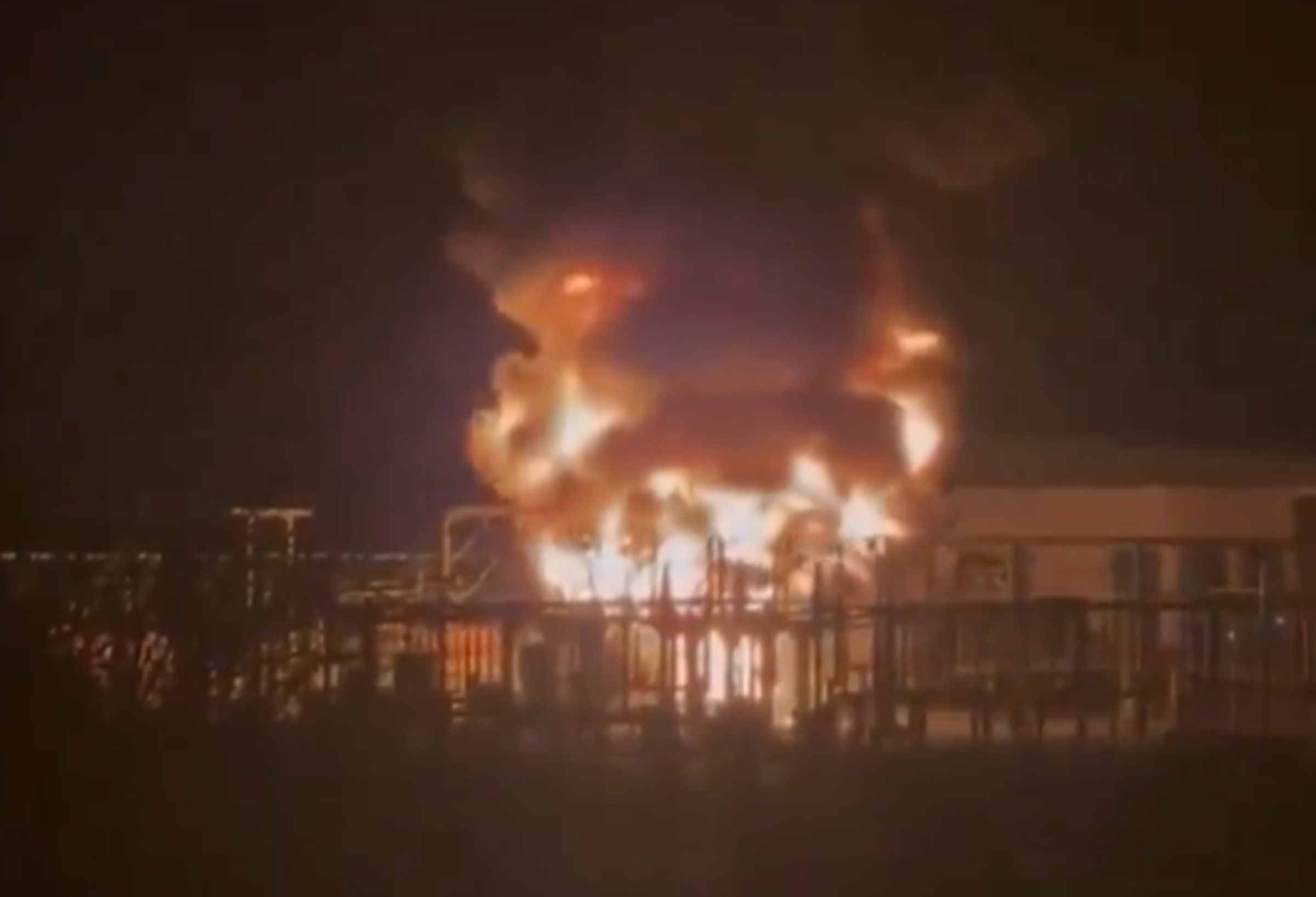 英國最大機場主要變電站爆炸,震撼影片曝光!飛機全停飛影響20萬旅客。(翻自X平台)