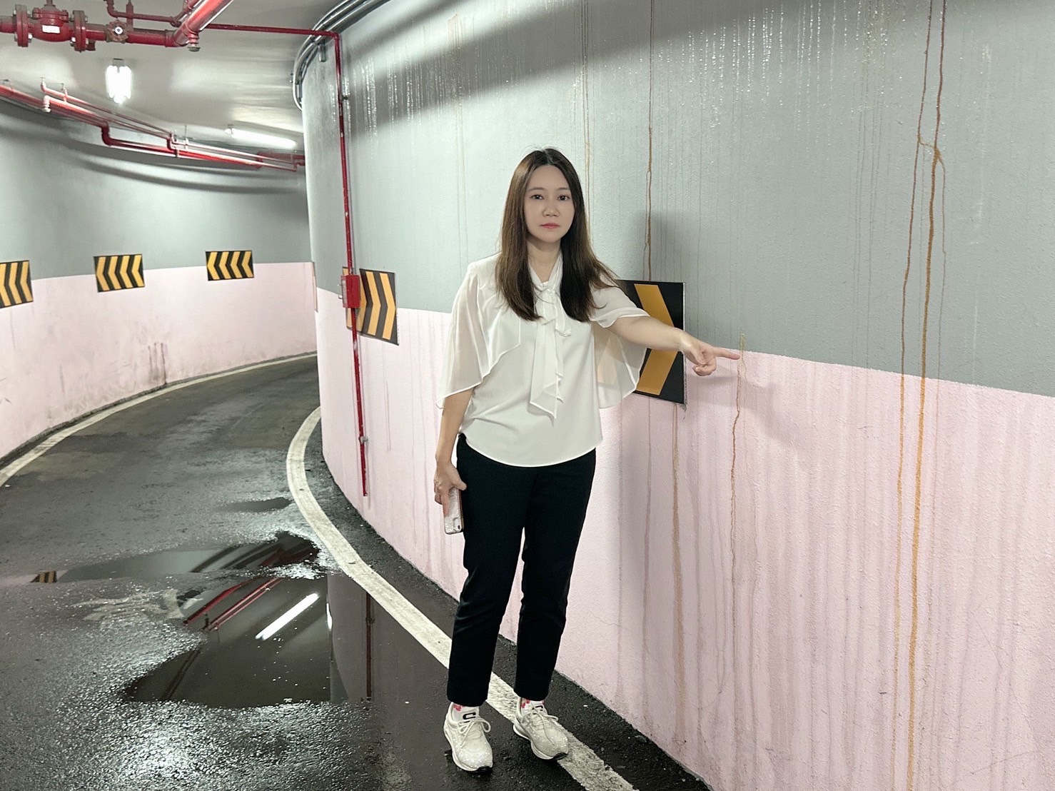 第二殯儀館整片牆出現嚴重漏水。（陳怡君辦公室提供）