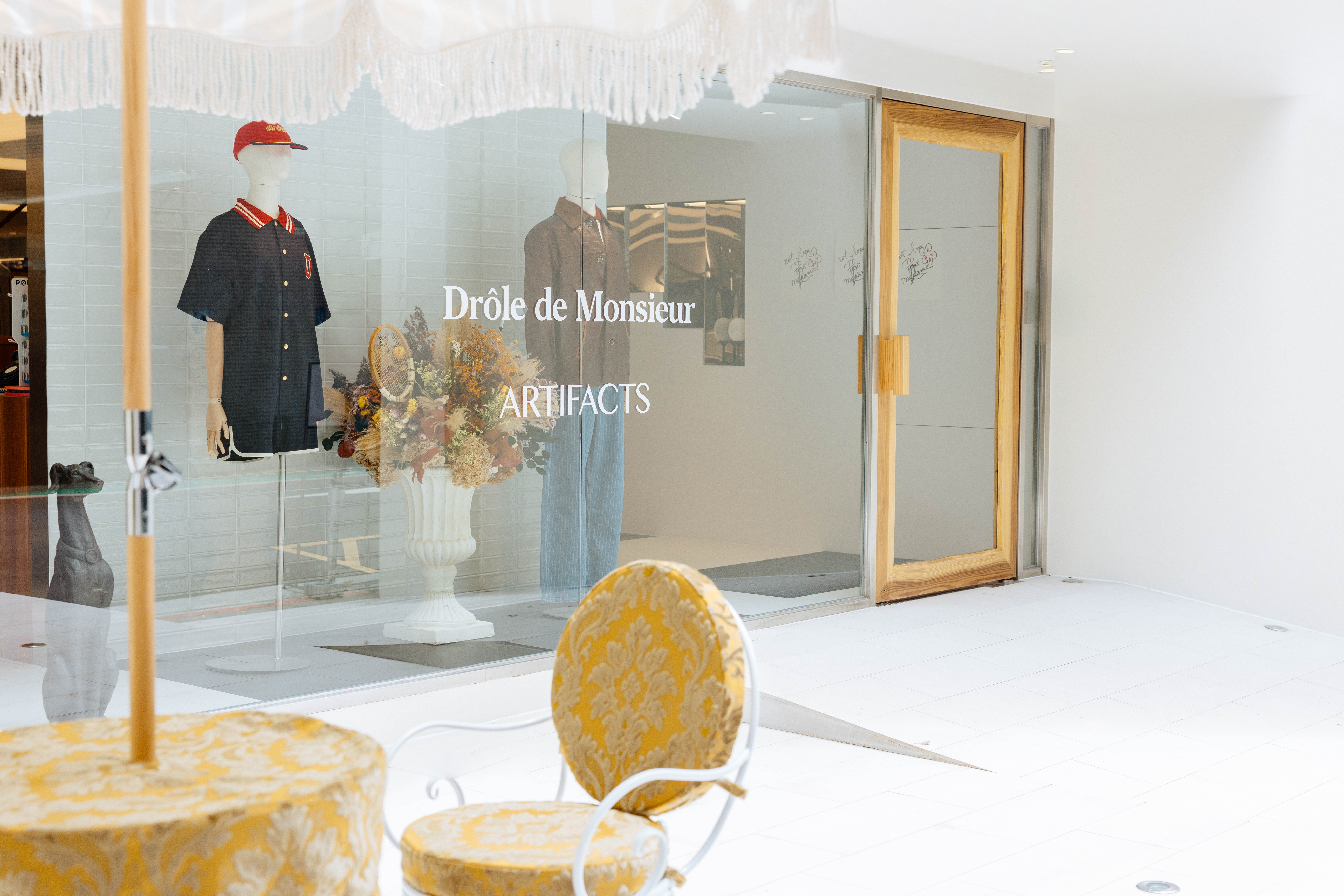 ARTIFACTS x Drôle de Monsieur獨家限定快閃店有著濃濃的復古法式氛圍。（ARTIFACTS提供）