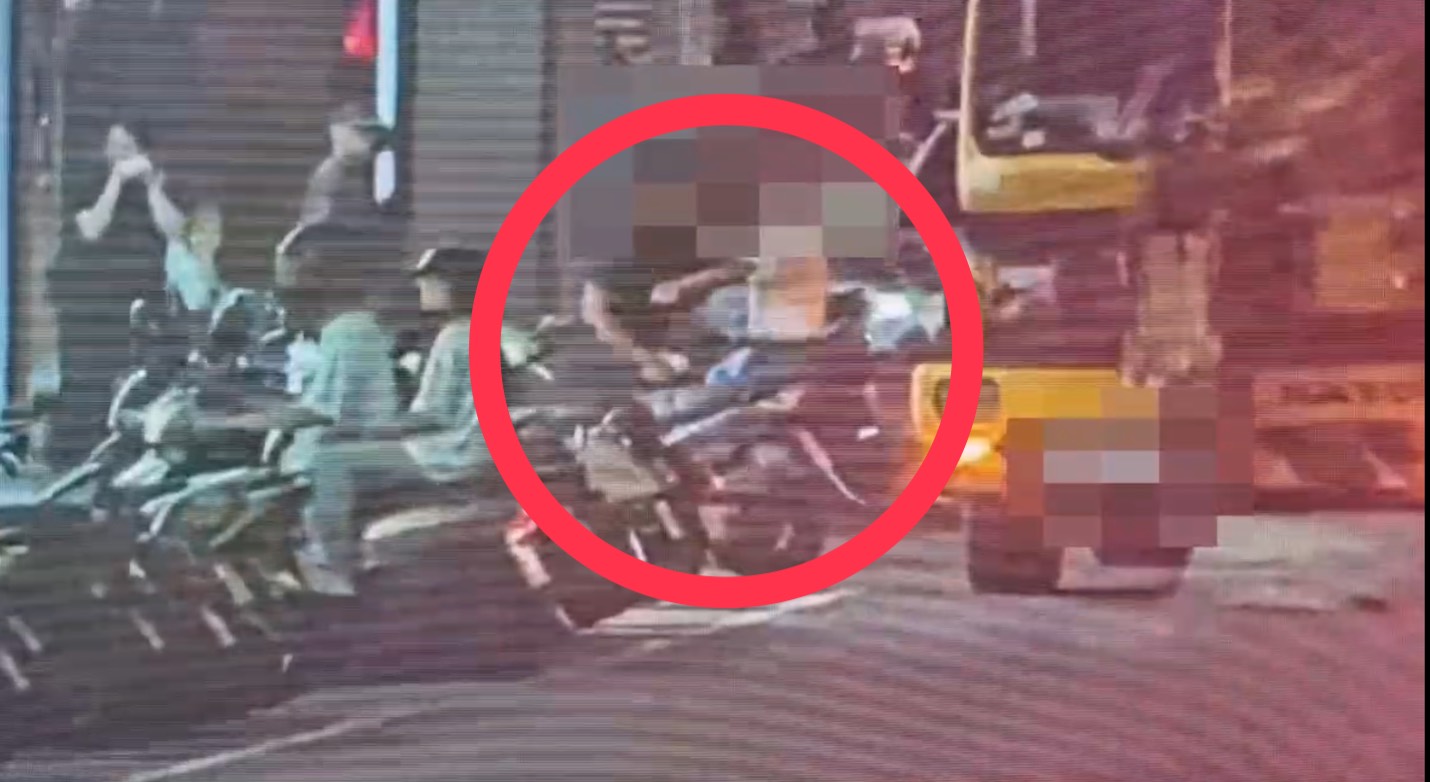 張男不滿吊車駕駛違規停車上前勸導,不料雙方(紅圈)當街爆發肢體衝突。翻攝畫面