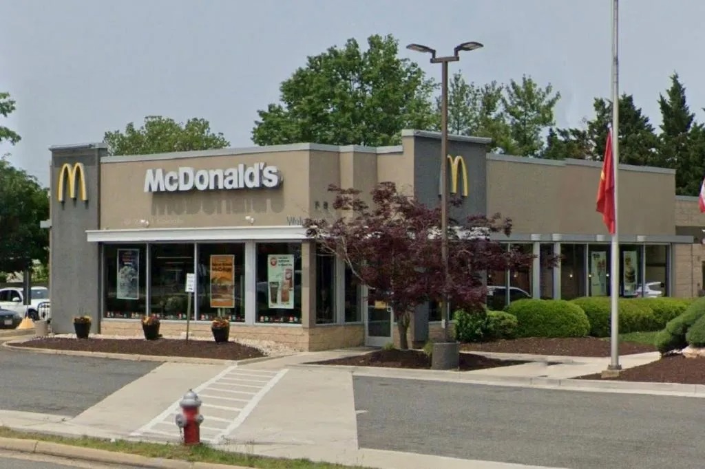 美國一間麥當勞門市乾脆推出「21歲以下人禁內用」的政策。（翻攝自Google Maps）