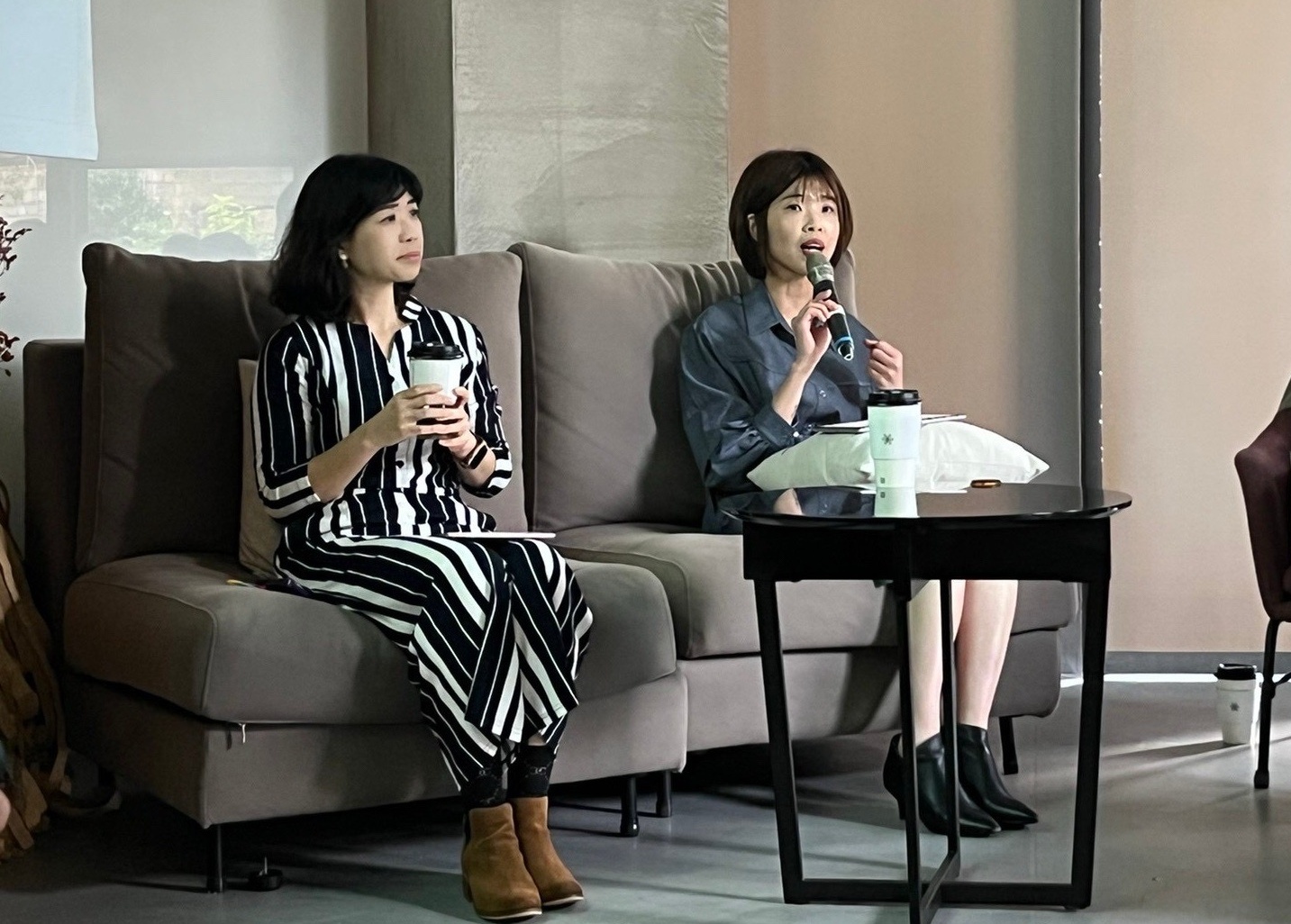 右為律師張婉娟。左為財務長邱懷青。（律師長張婉娟提供）