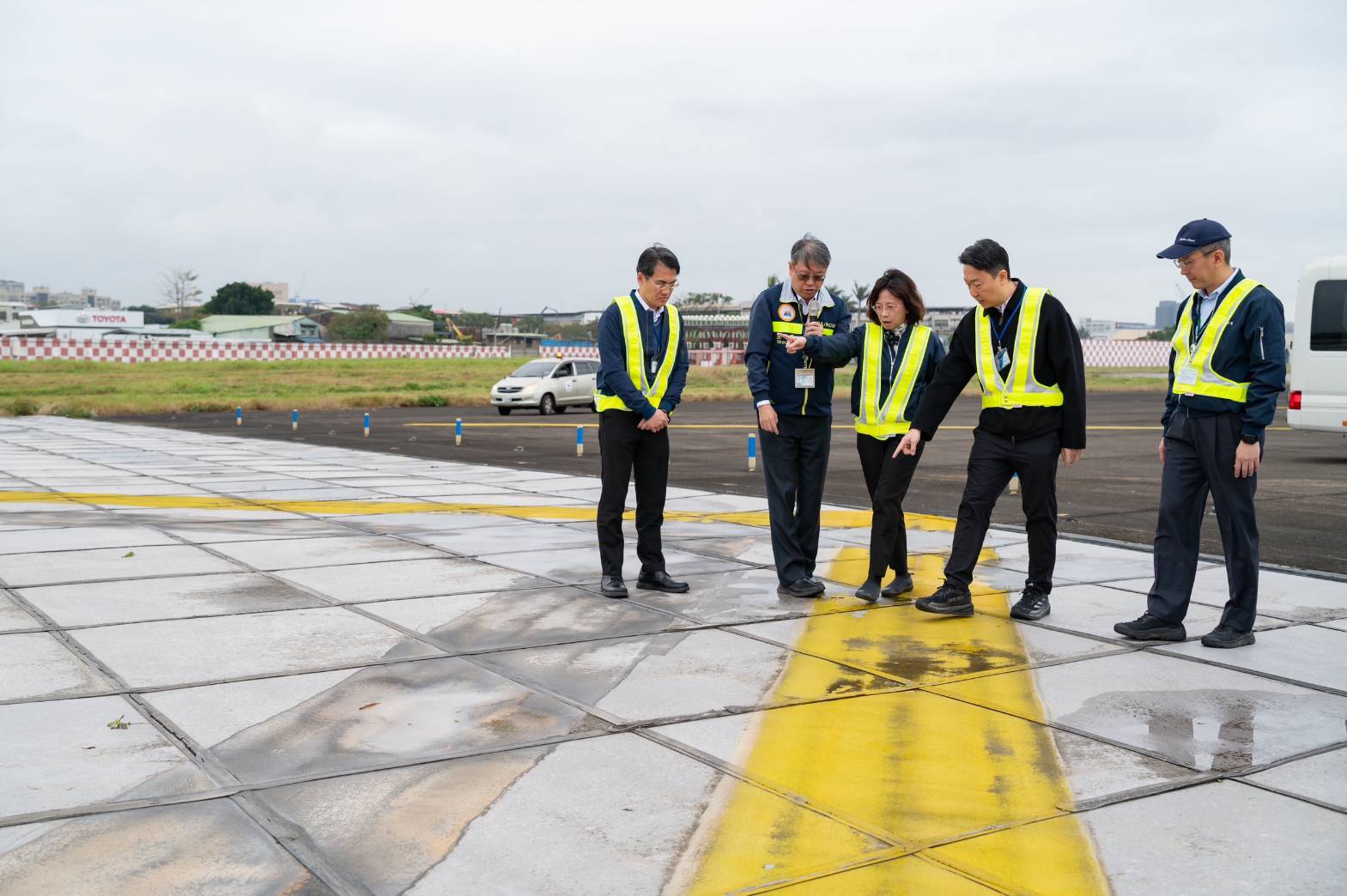 交通部長陳世凱視察松山機場全台唯一一座跑道攔阻系統（EMAS）。（交通部提供）