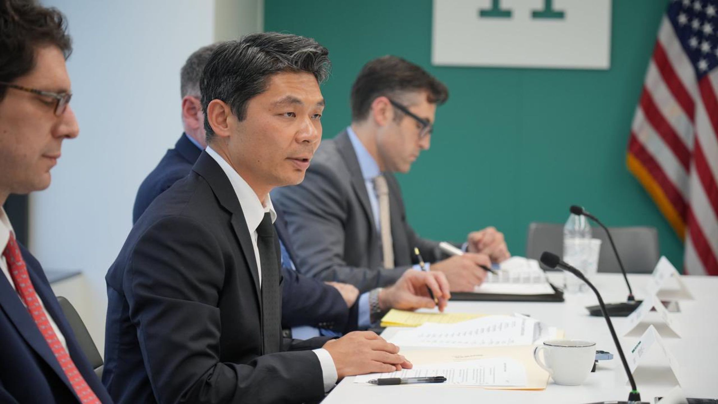 前藍委許毓仁呼籲不要陷入「批評症候群」,面對關稅挑戰應該團結一致,才能爭取到更好的條件。(翻攝自許毓仁臉書)