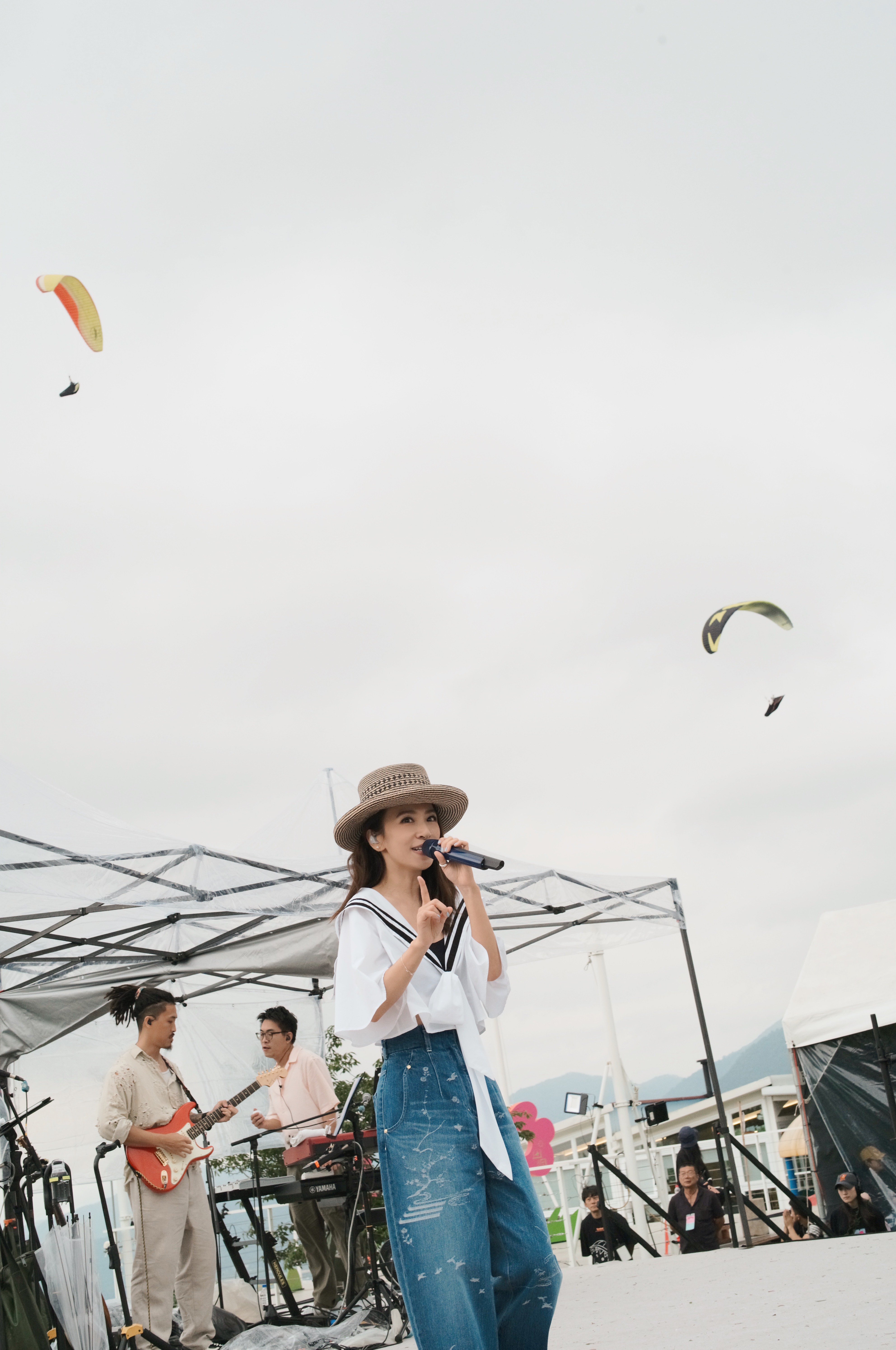 田馥甄日場開場第二首唱到〈什麼，哪裡〉時，還特別安排飛行傘在空中搖曳。（何樂音樂提供）