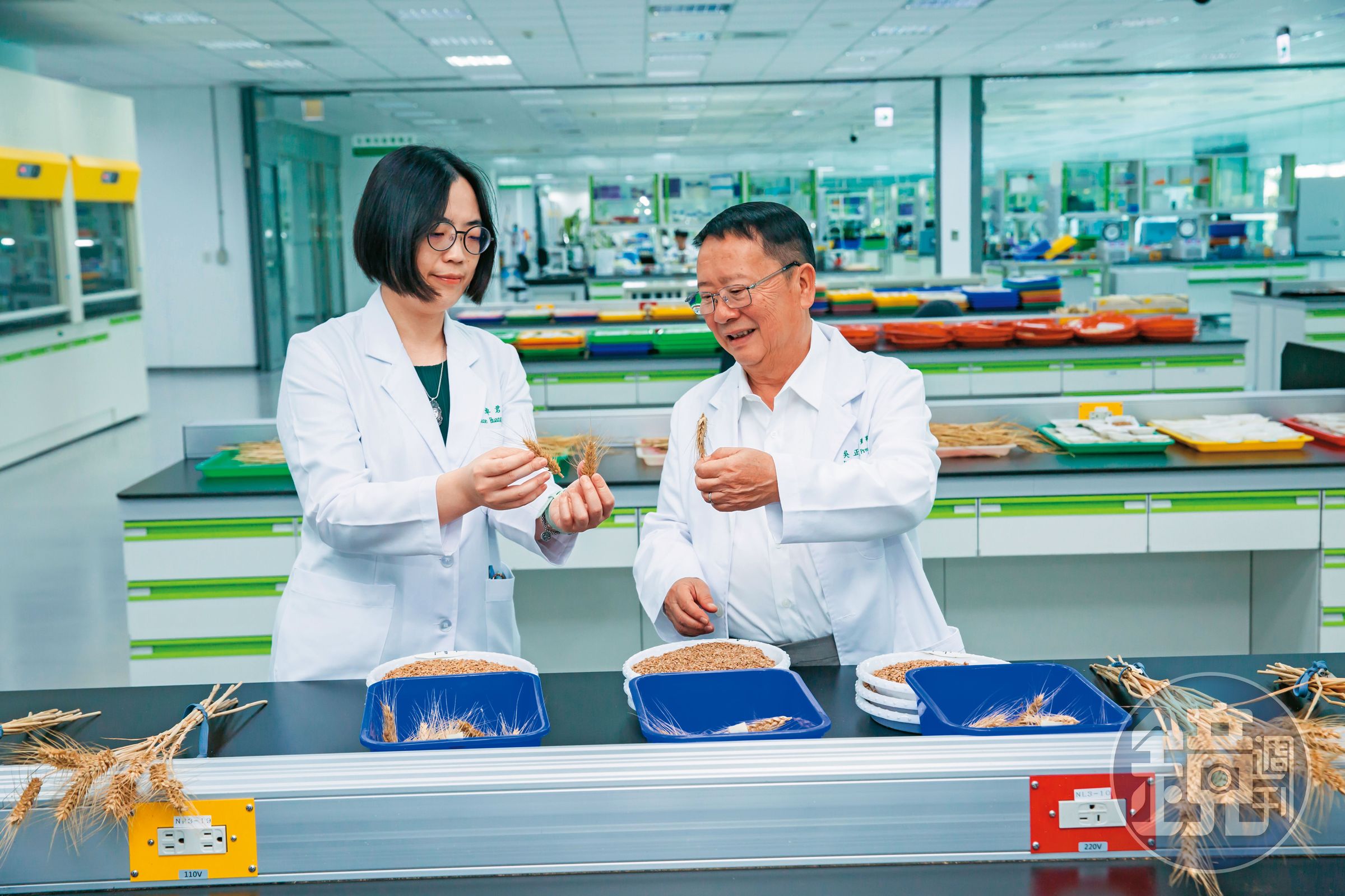 吳正邦（右）與中研院、台大等合作研發技術，推展台灣精準農業，提高作物收益。左為總經理黃卓君。