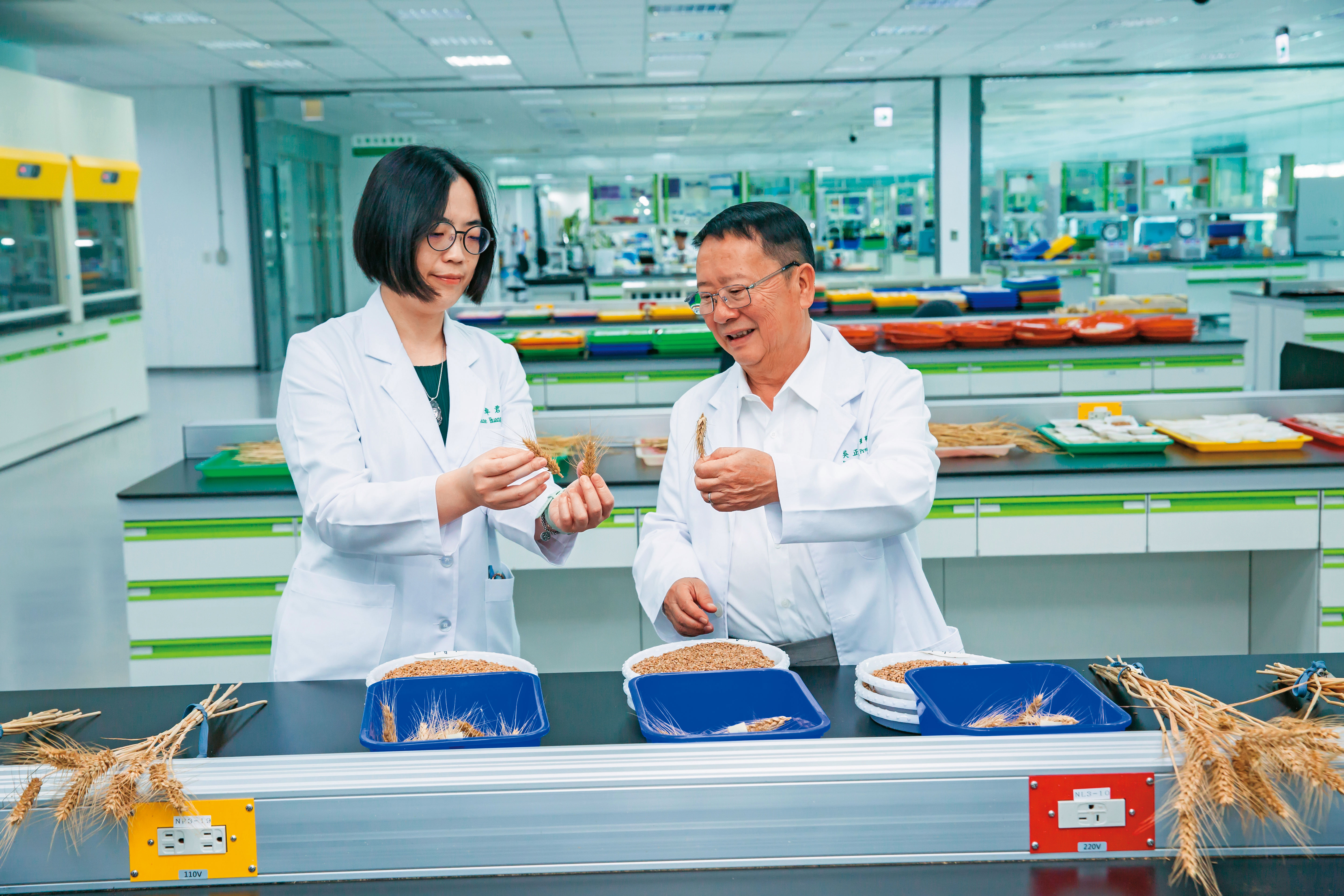 吳正邦（右）與中研院、台大等合作研發技術，推展台灣精準農業，提高作物收益。左為總經理黃卓君。
