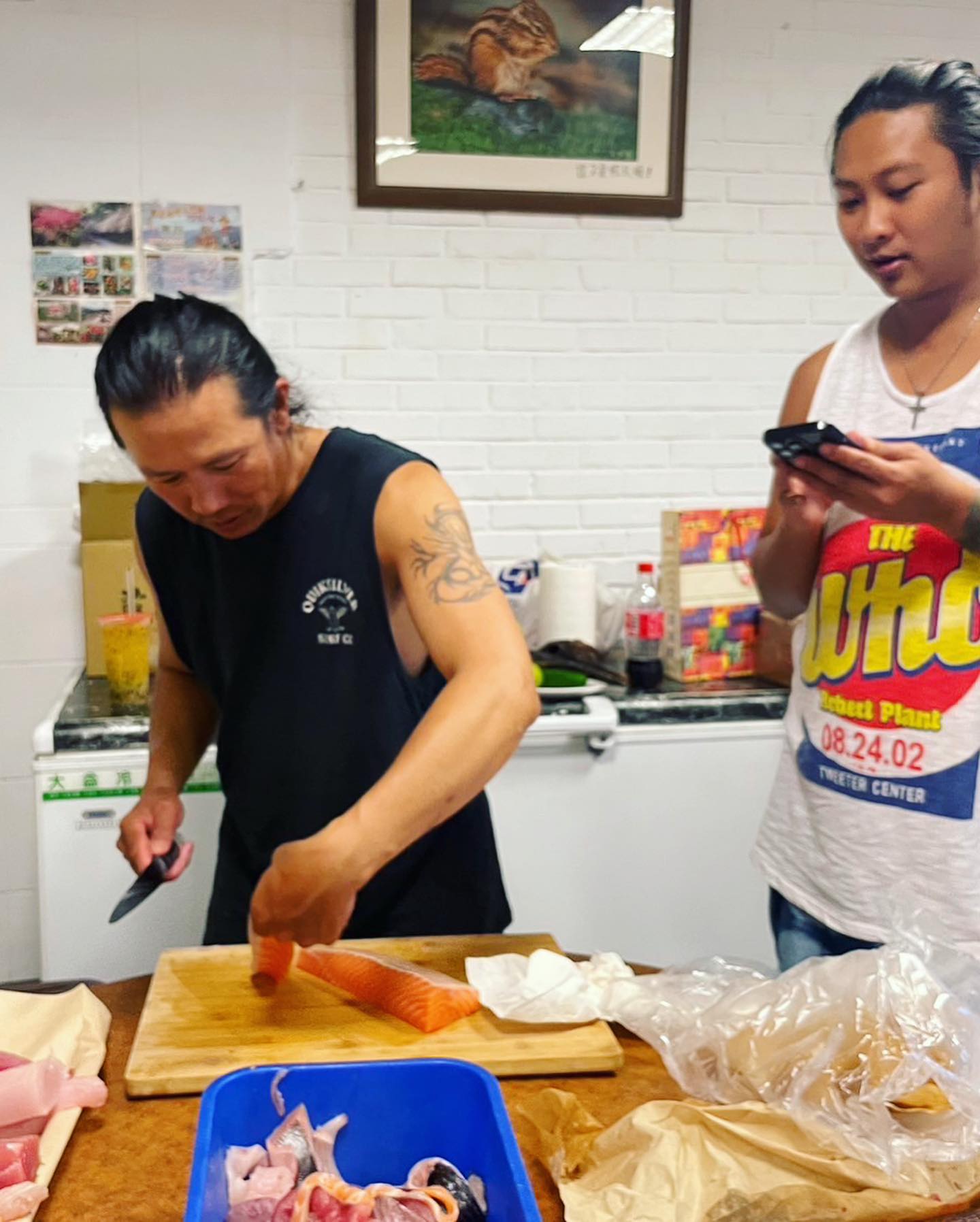 花蓮餘震不斷杜詩梅老公莊植龍(右)堅持不裁員。左為欣欣麵館老闆高志偉。(翻攝自杜詩梅臉書)