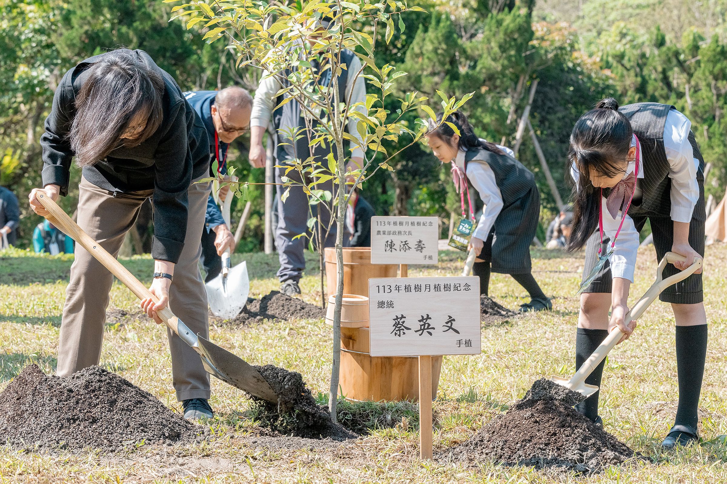 蔡英文(左)植樹節去種樹。(翻攝蔡英文臉書)