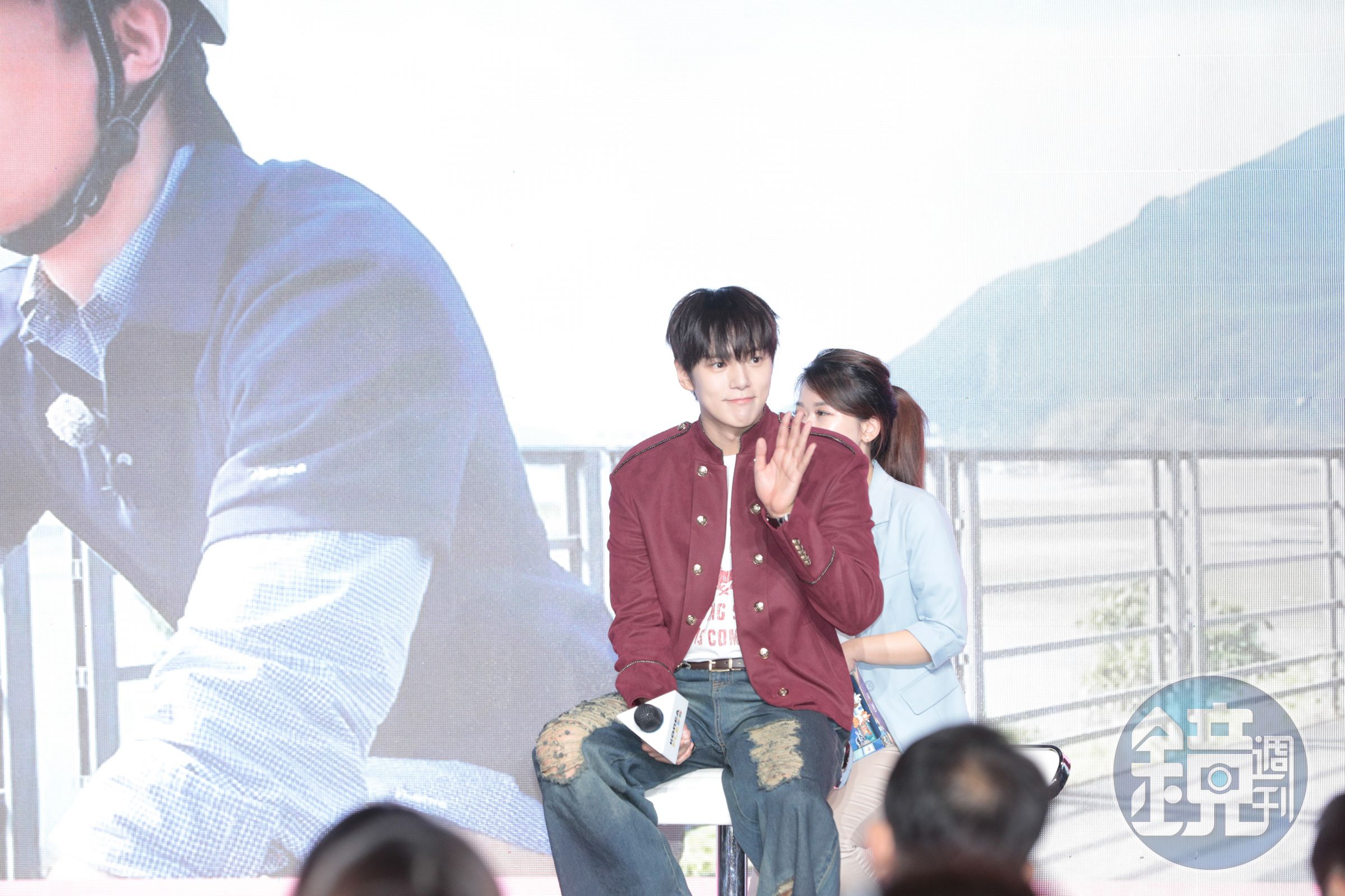 現場約200多名粉絲聚集現場，MONSTA X 玟赫不時與粉絲打招呼。