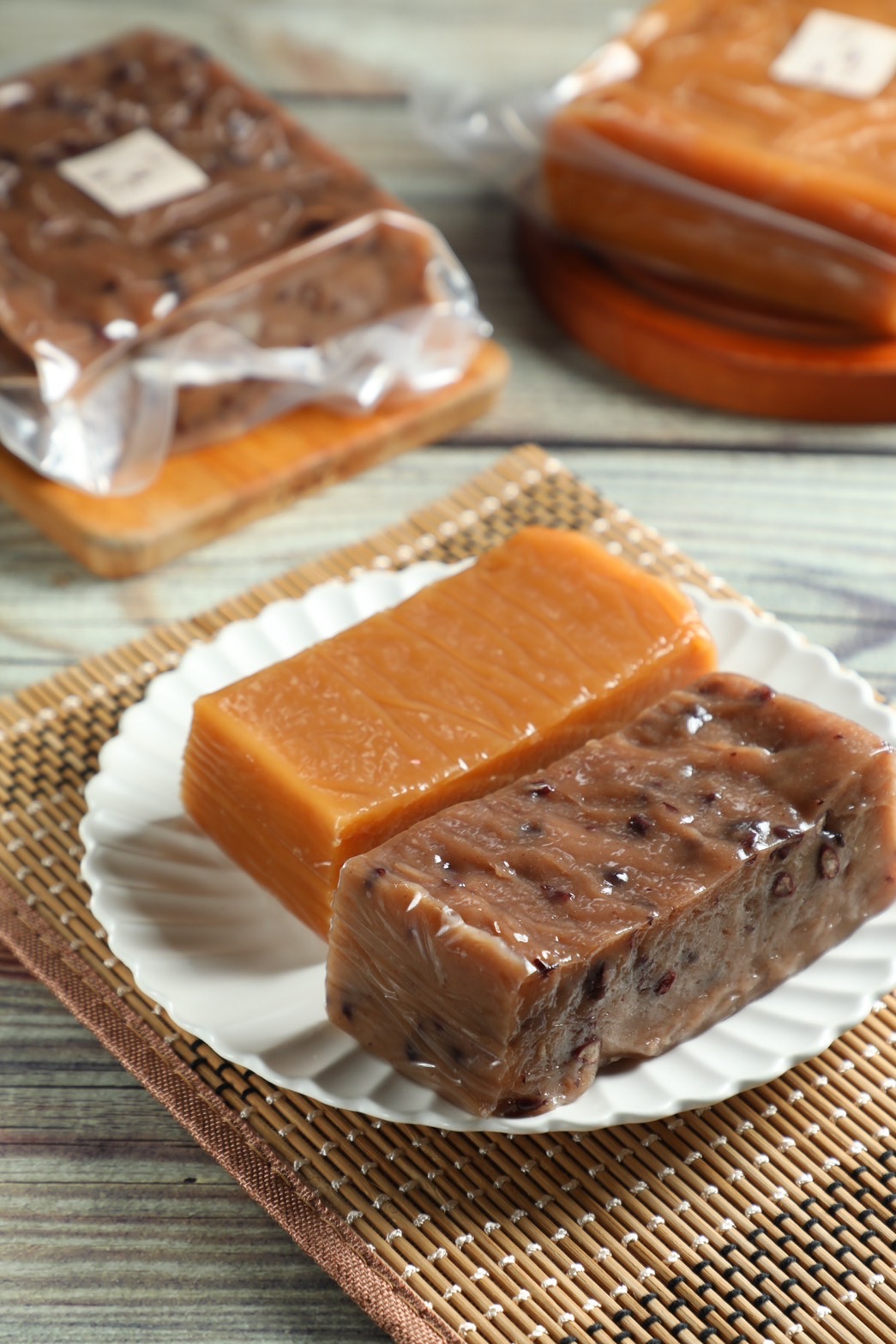 吃得到紅豆顆粒，帶有層次的「紅豆甜年糕」（右，160元／600g）與單吃、裹粉炸都能吃出不同風味的「甜年糕」（左，150元／600g）。