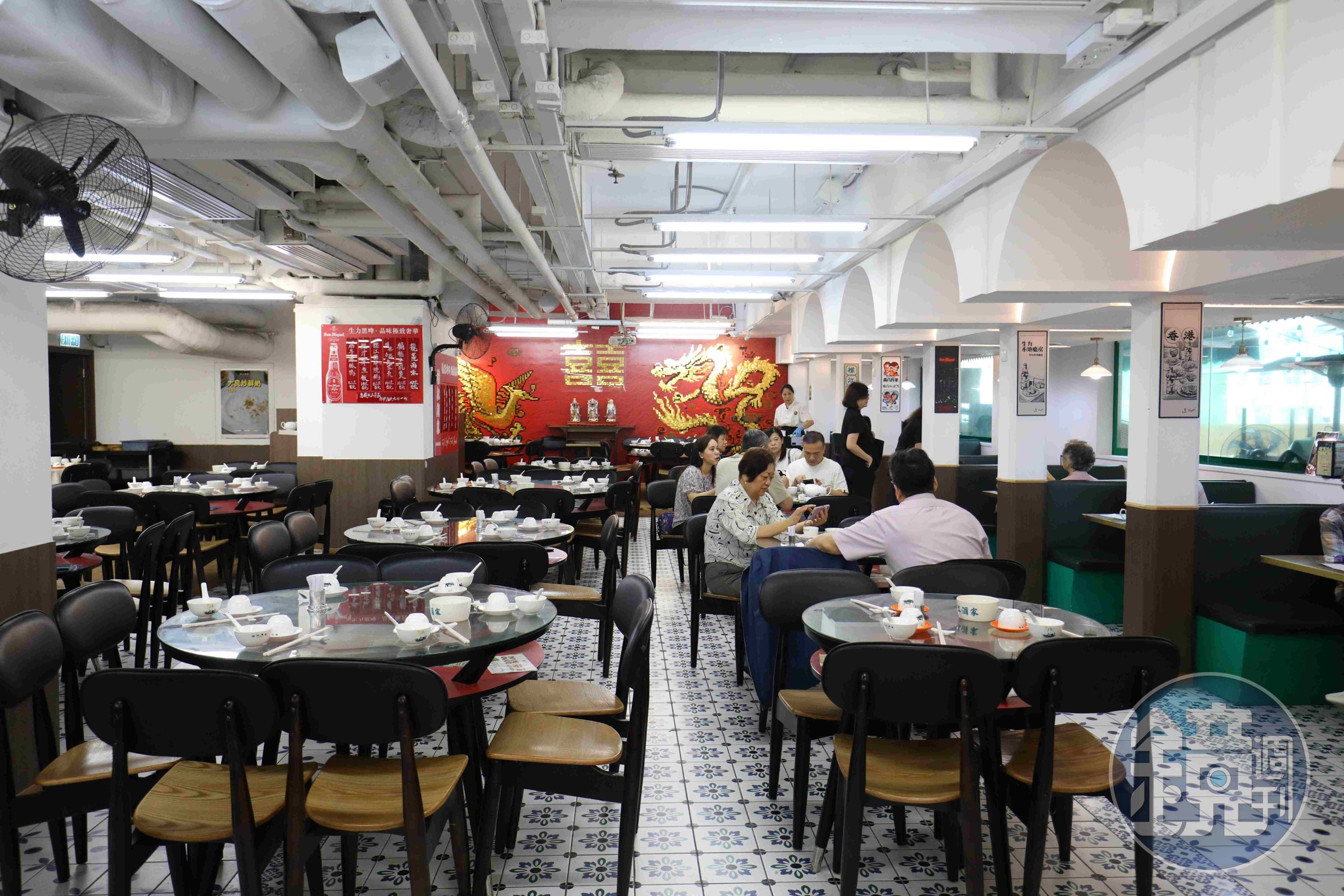 「襟江酒家」的裝潢裡藏了很多香港人才懂的小暗號，雙層桌、龍鳳禮堂、藍白花紋地磚，完全復原老式茶樓的氛圍。