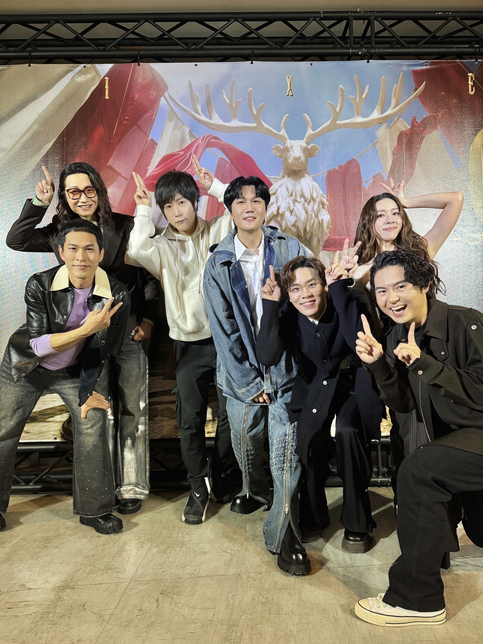 麋先生高雄巨蛋演唱會嘉賓陣容強大,五月天阿信(左三)與宇宙人、告五人在後台開心合照。(翻攝相信音樂FB)