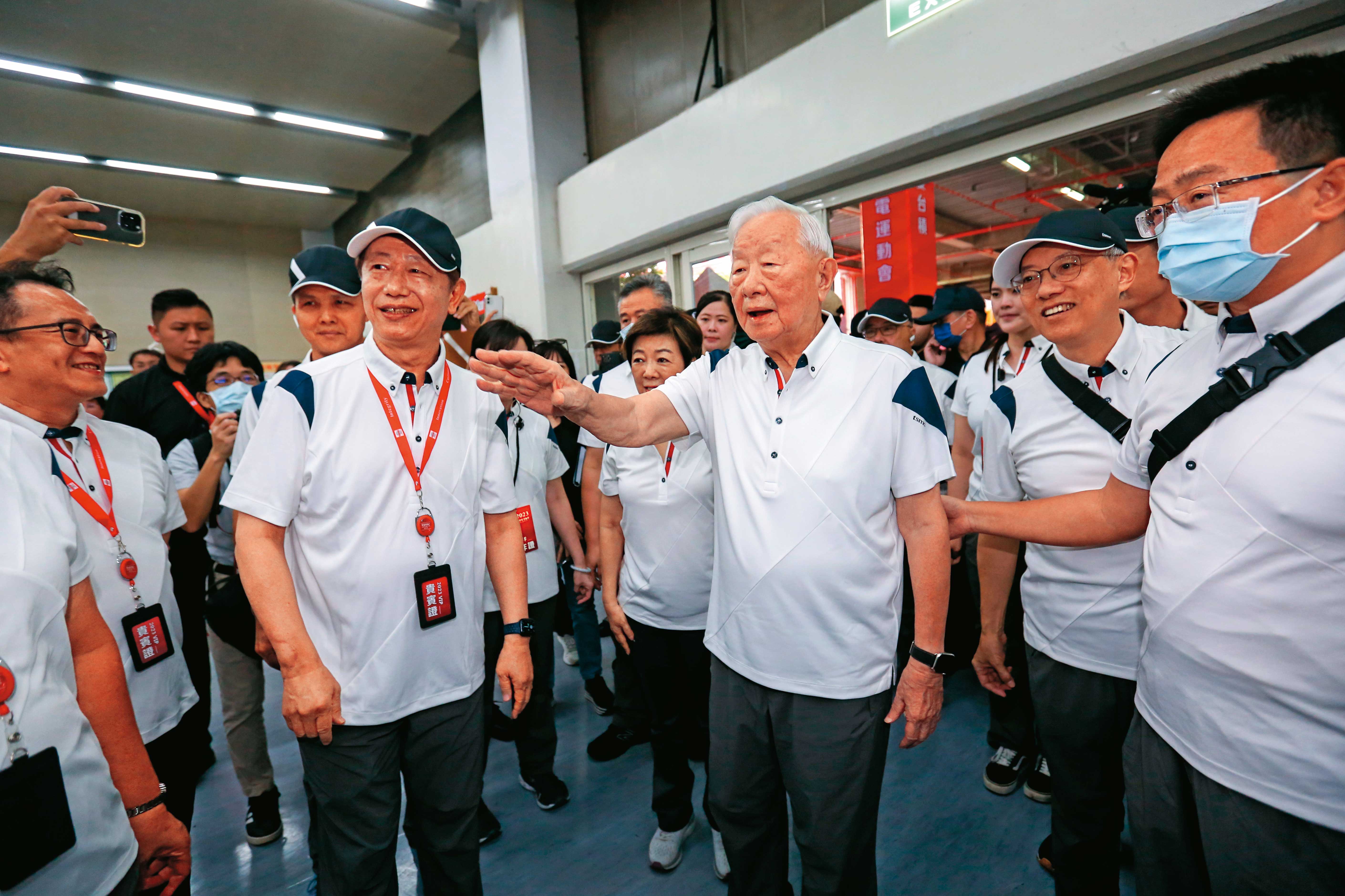 台積電創辦人張忠謀將董事長一職交棒給劉德音，去年台積電運動會特別現身打氣。
