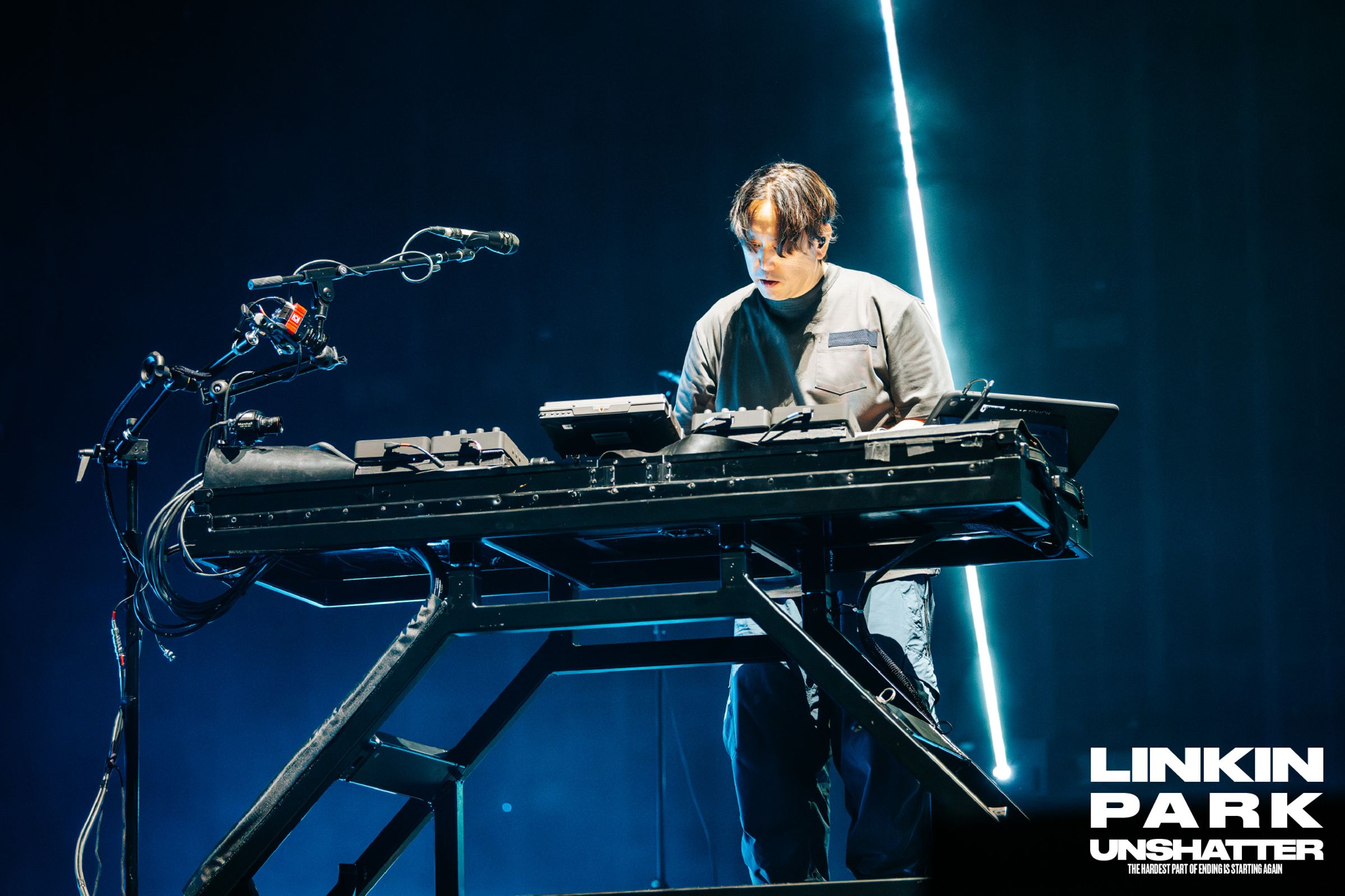 「聯合公園」元老集團員Joe Hahn身兼演唱會電影《LINKIN PARK: UNSHATTER》導演，完整記從破碎到重新出發的過程。（秀泰娛樂提供）