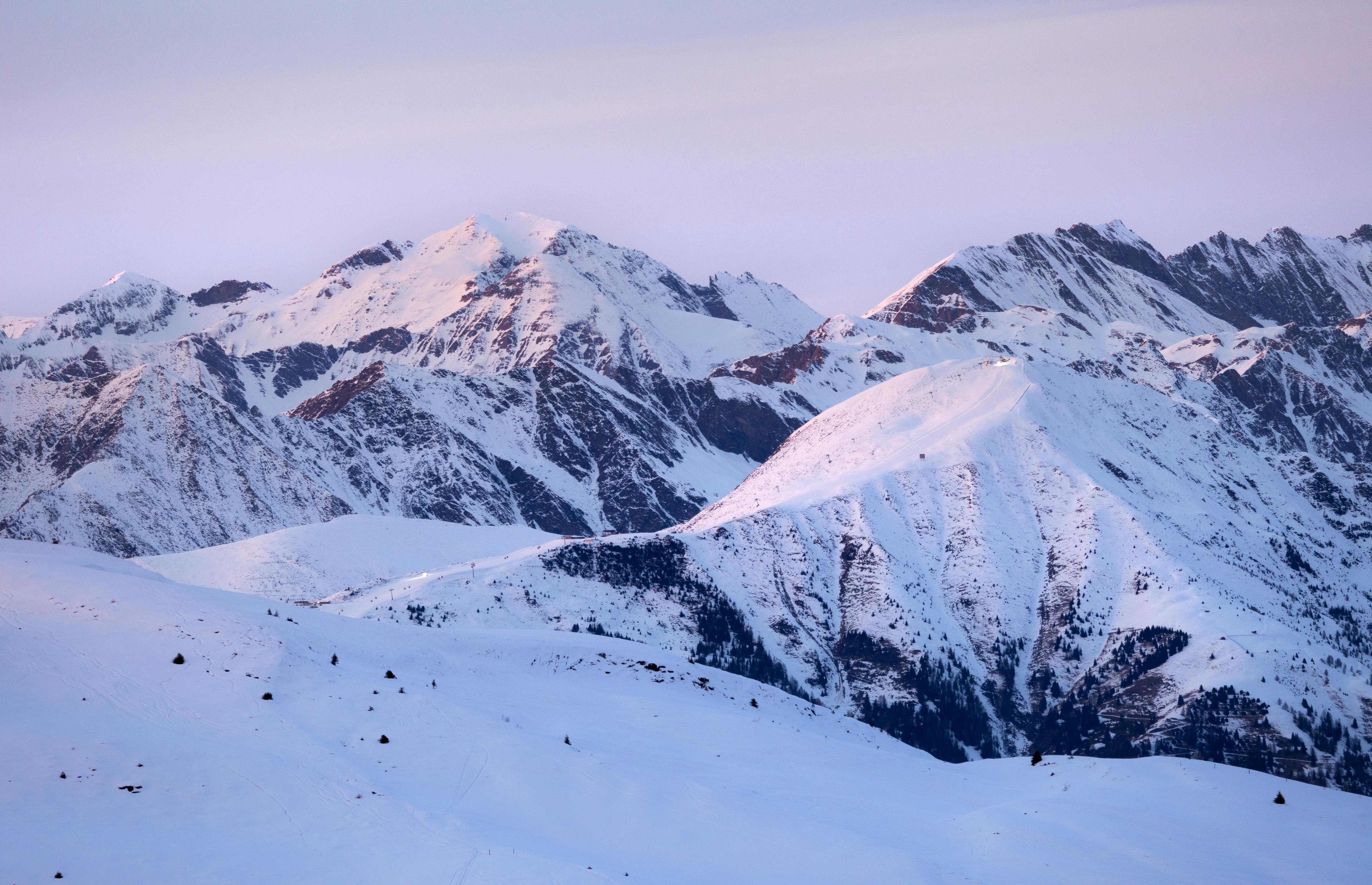 奧地利大格洛克納山曾發生女性登山客遭伴侶丟包凍死的悲劇，法院認定同行者有救助義務。（示意圖/pexels）